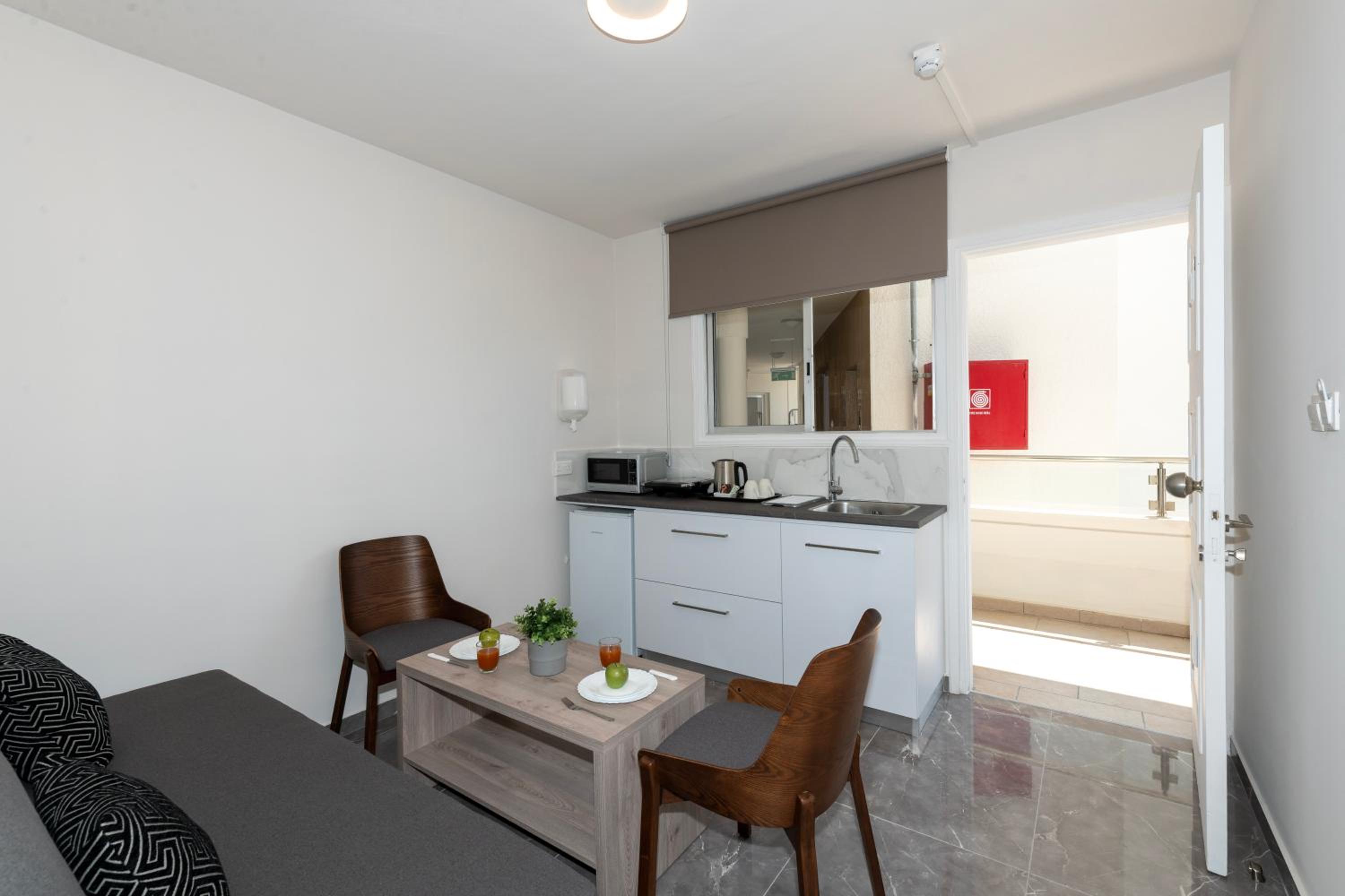 Deluxe One-Bedroom Apartment