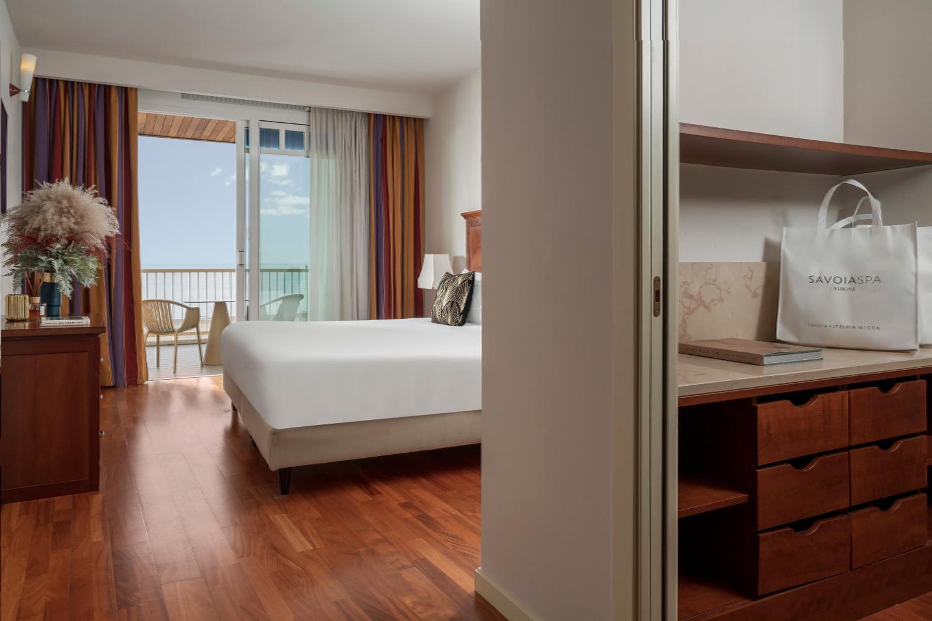 Deluxe Suite with Sea View photo 3