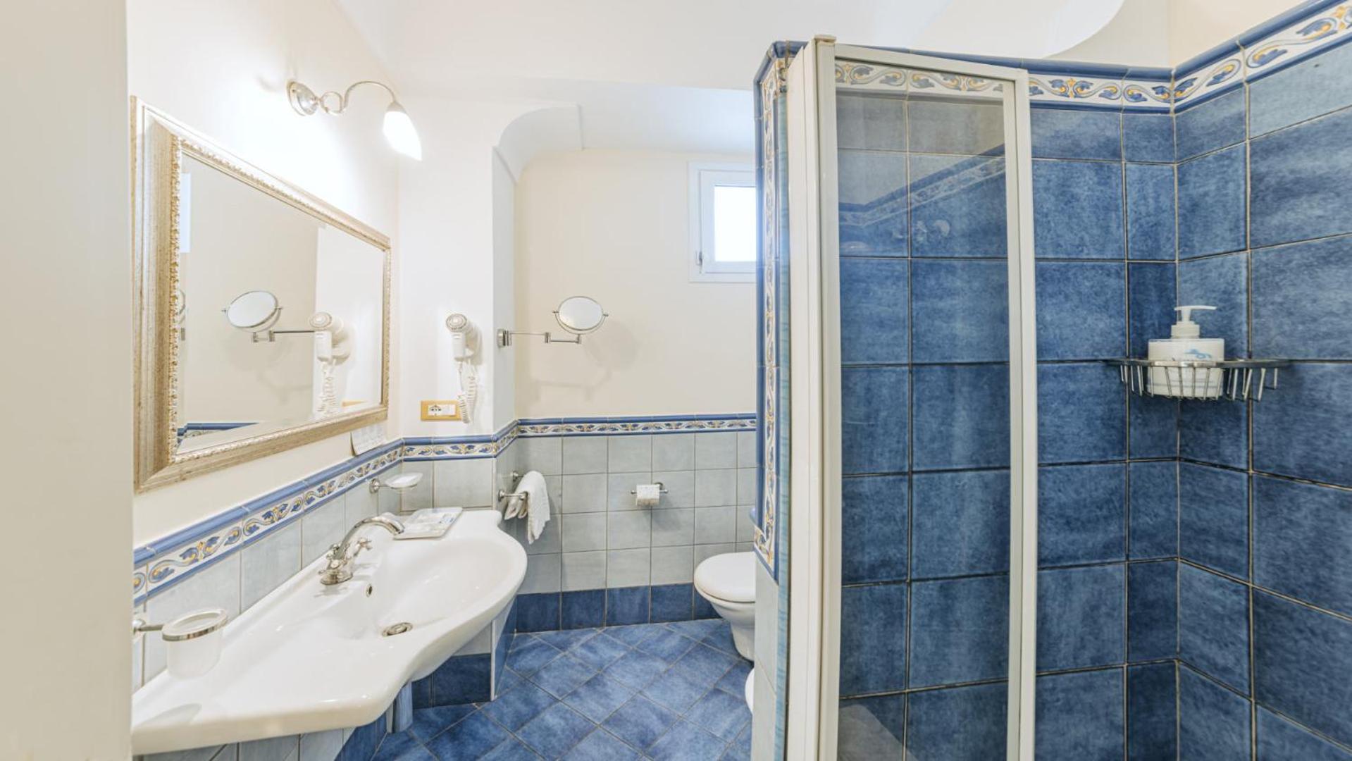 Standard Triple Room with Balcony - Photo 2