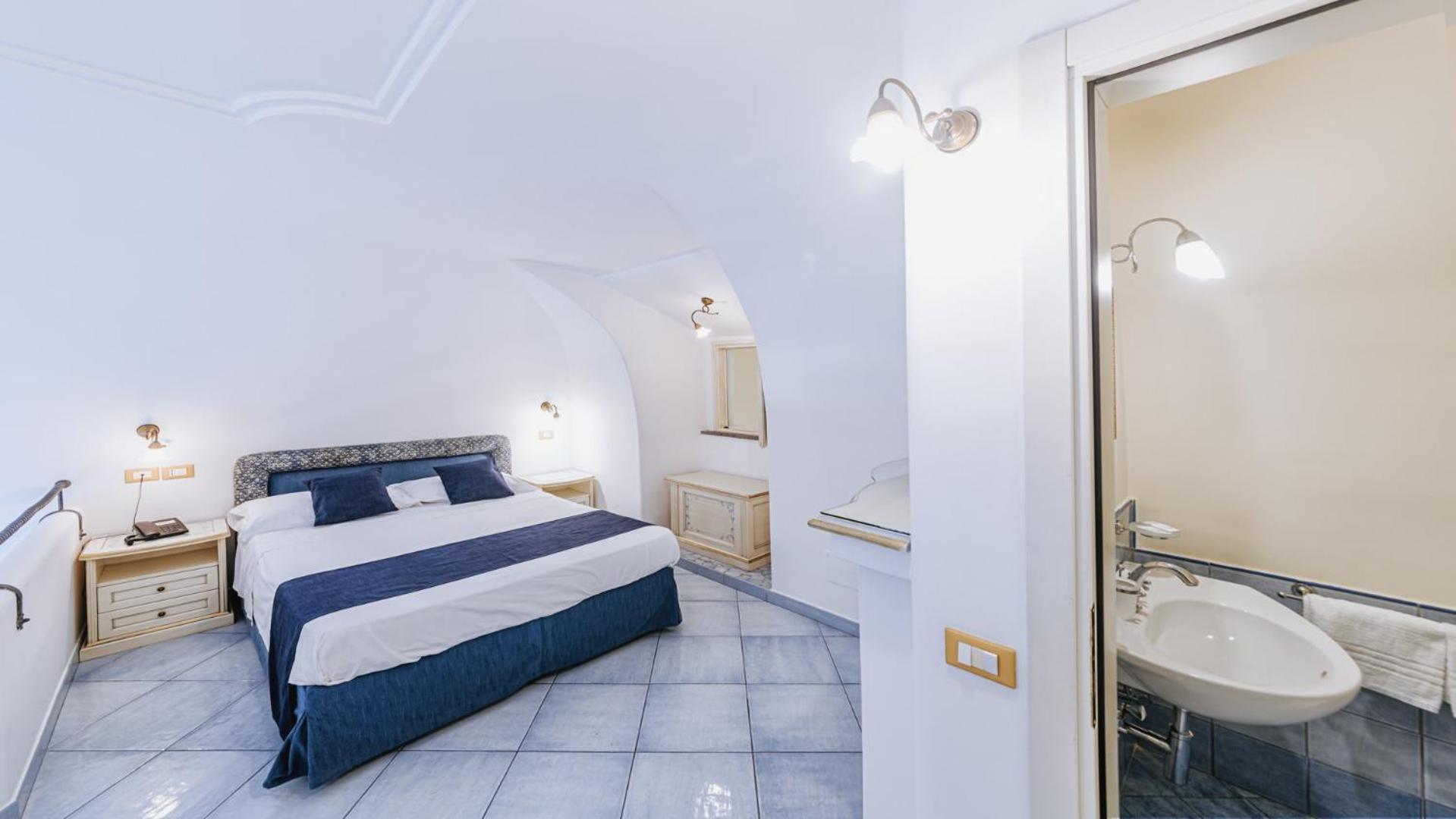 Junior Suite with Balcony - Photo 7
