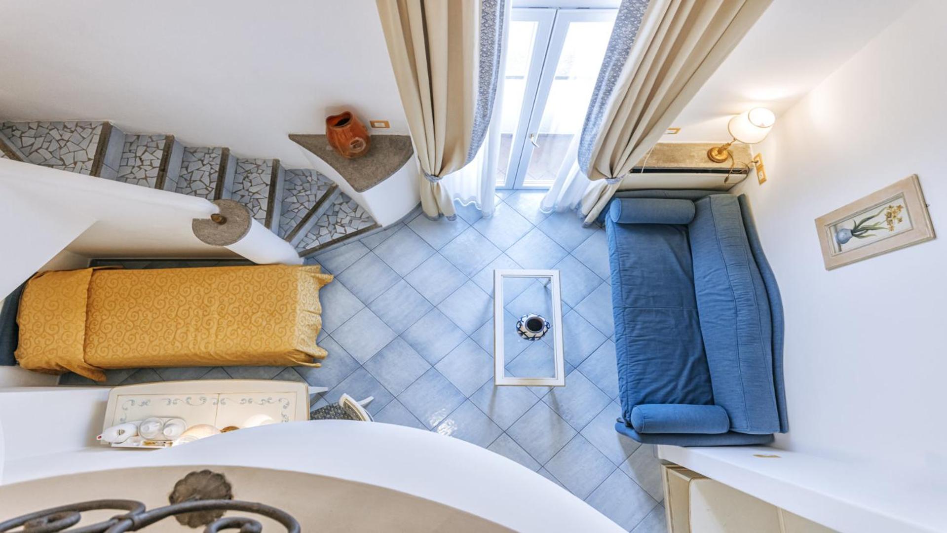 Junior Suite with Balcony - Photo 5