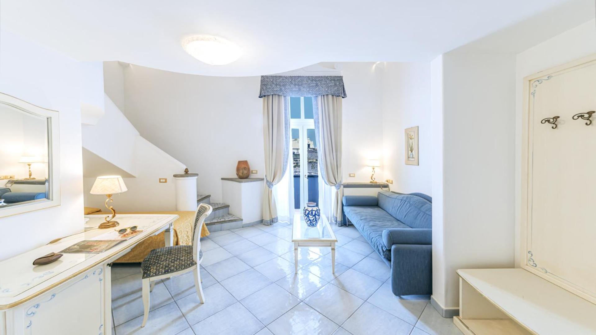 Junior Suite with Balcony - Photo 8