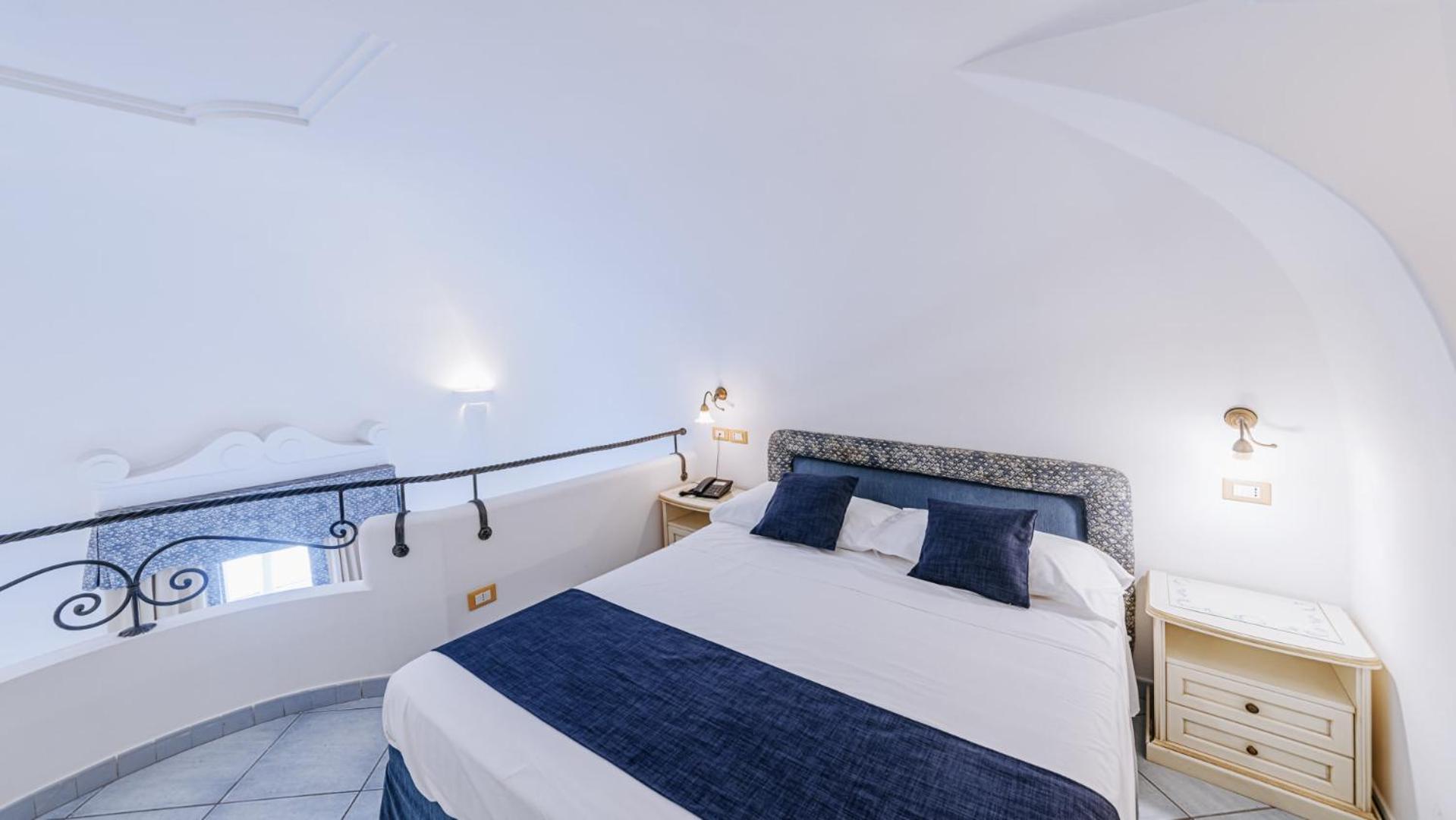 Junior Suite with Balcony - Photo 6