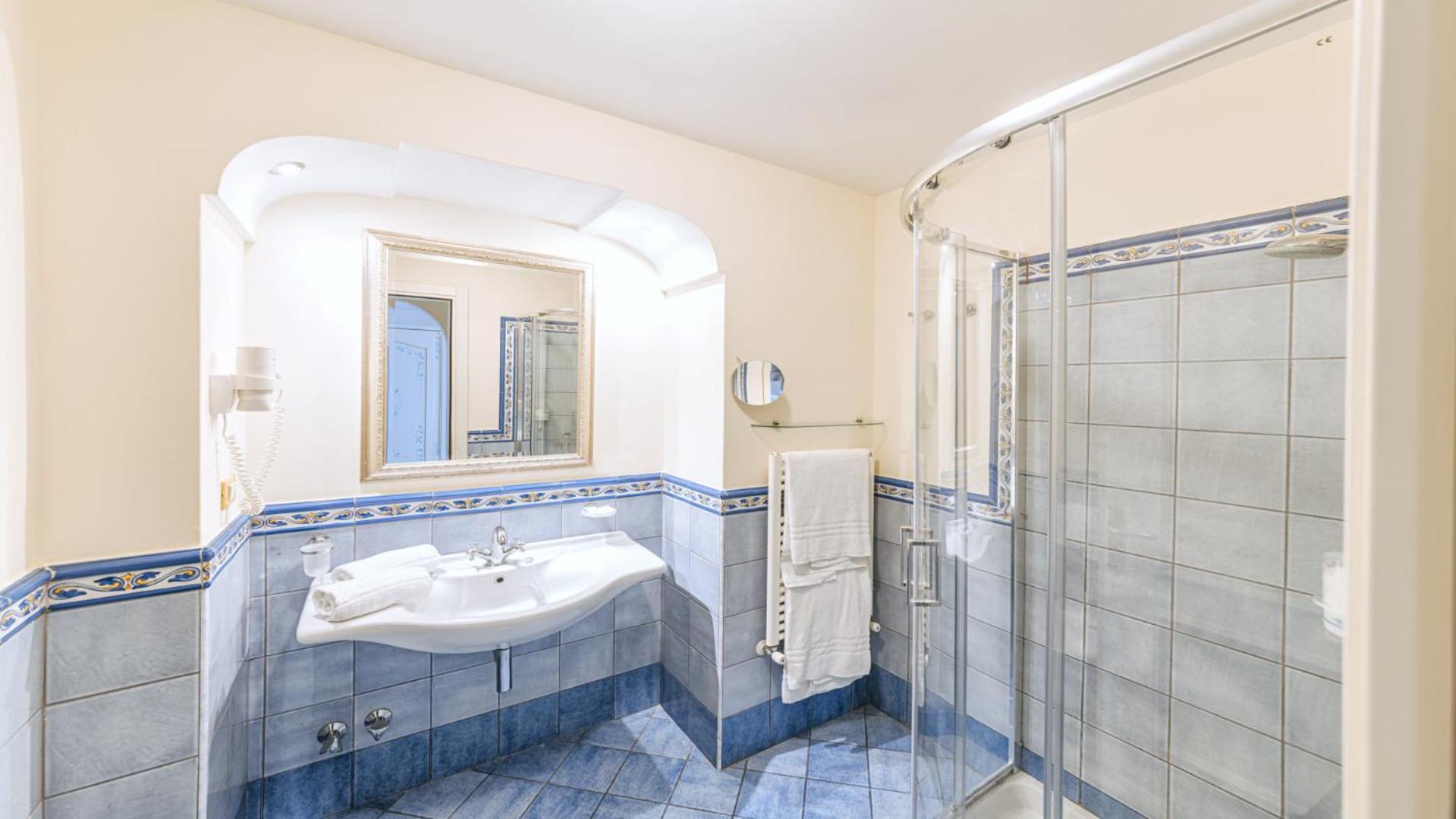 Junior Suite with Balcony - Photo 4