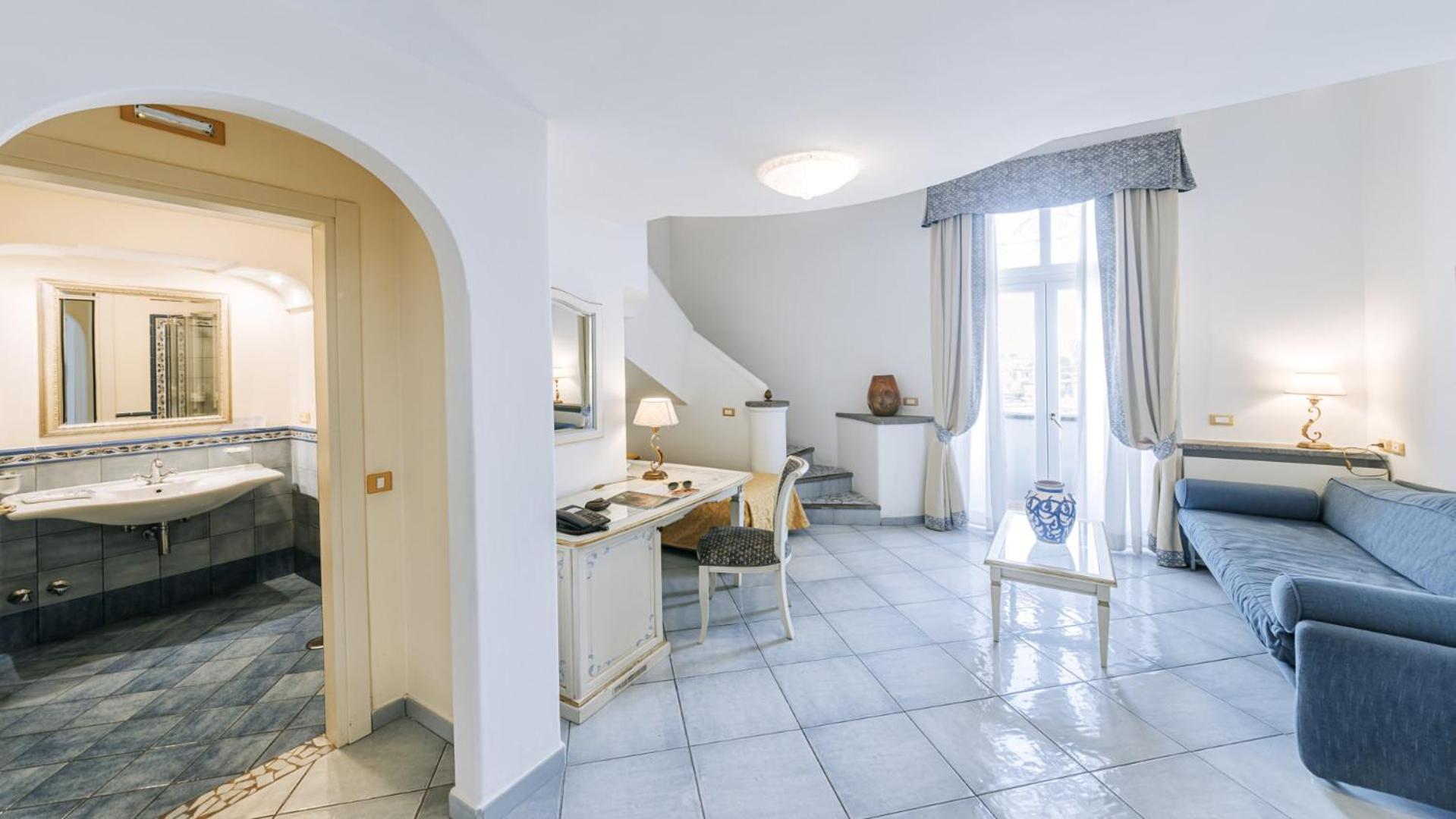 Junior Suite with Balcony - Photo 3