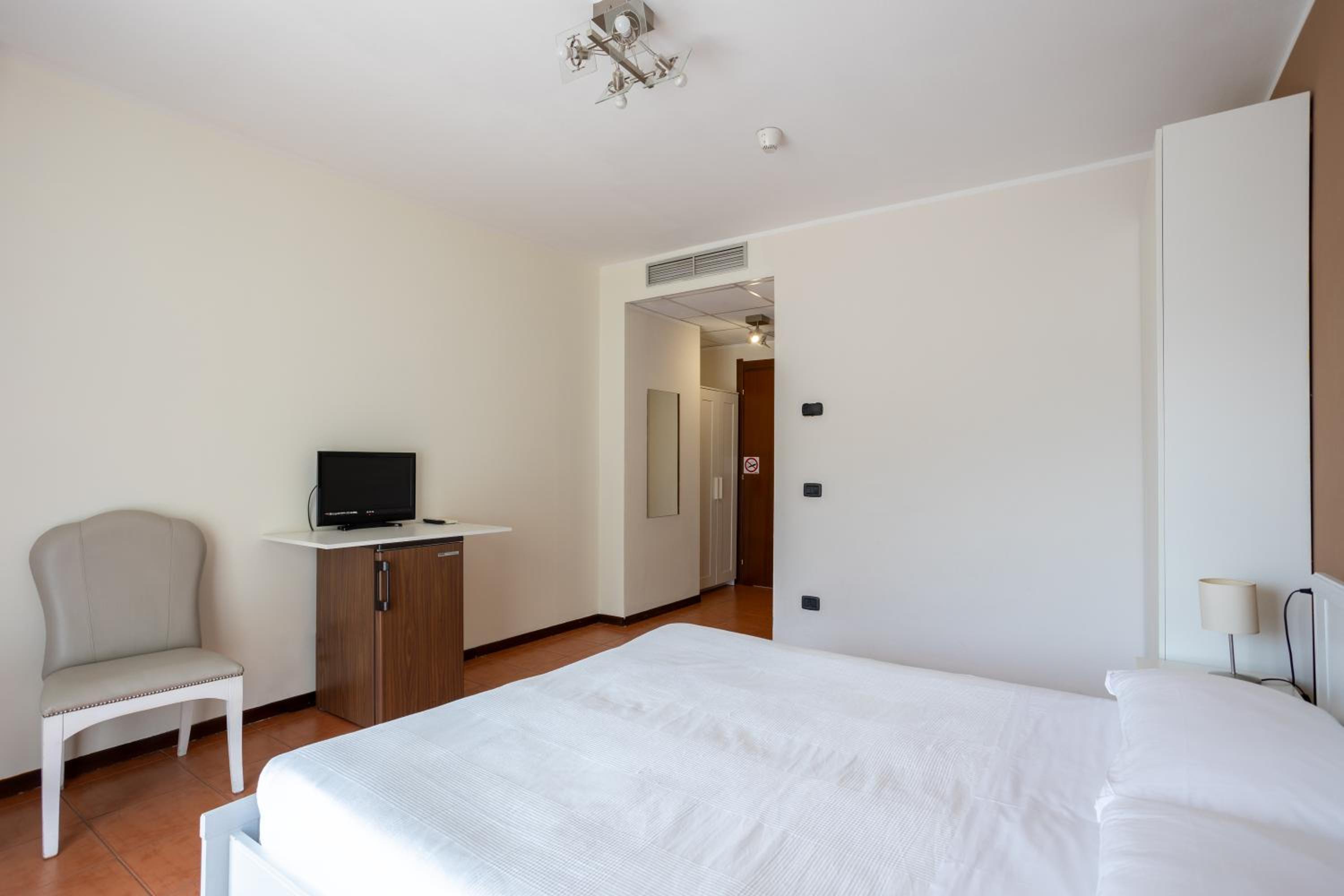 Double Room - Photo 9