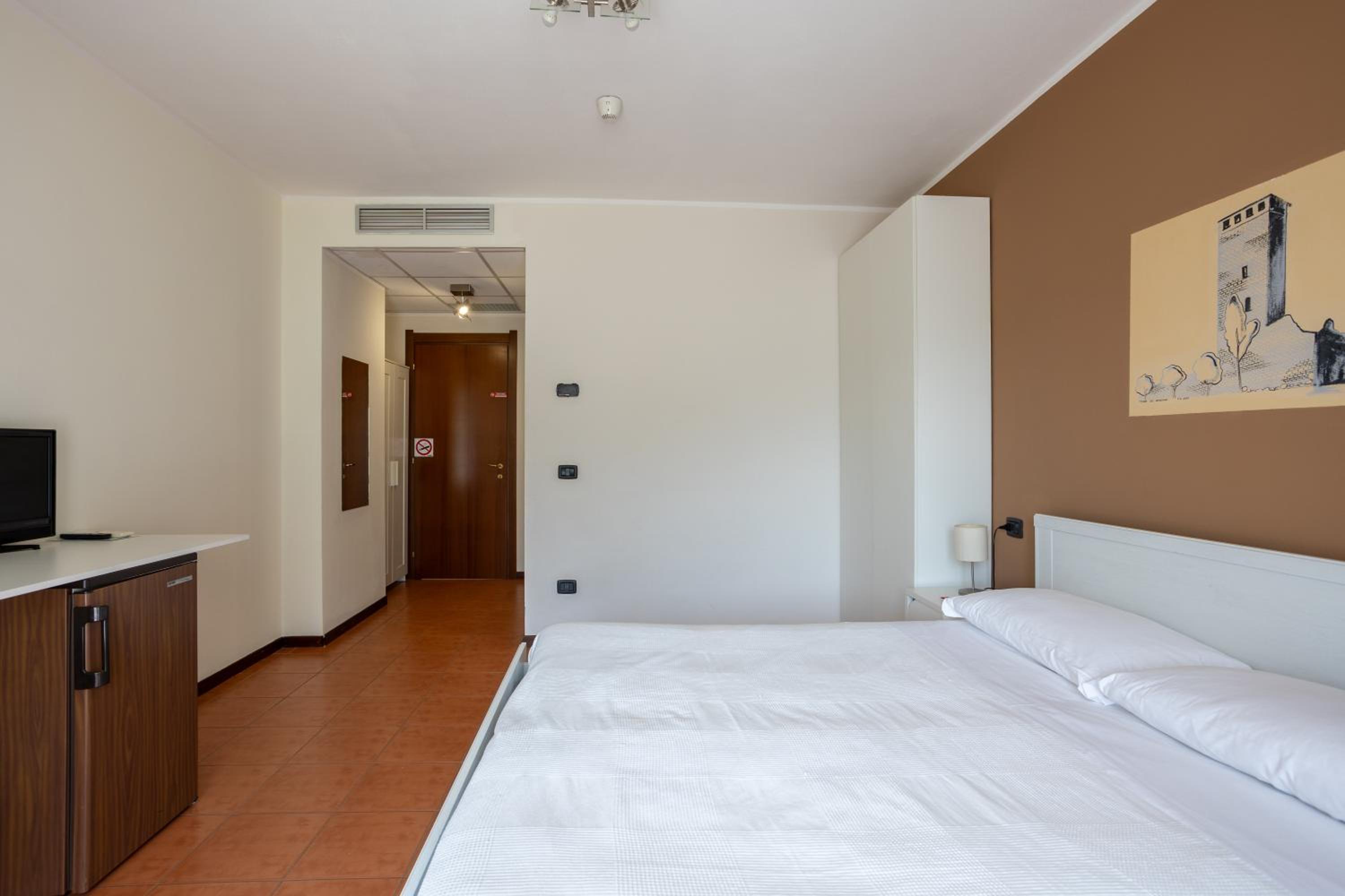 Double Room - Photo 10