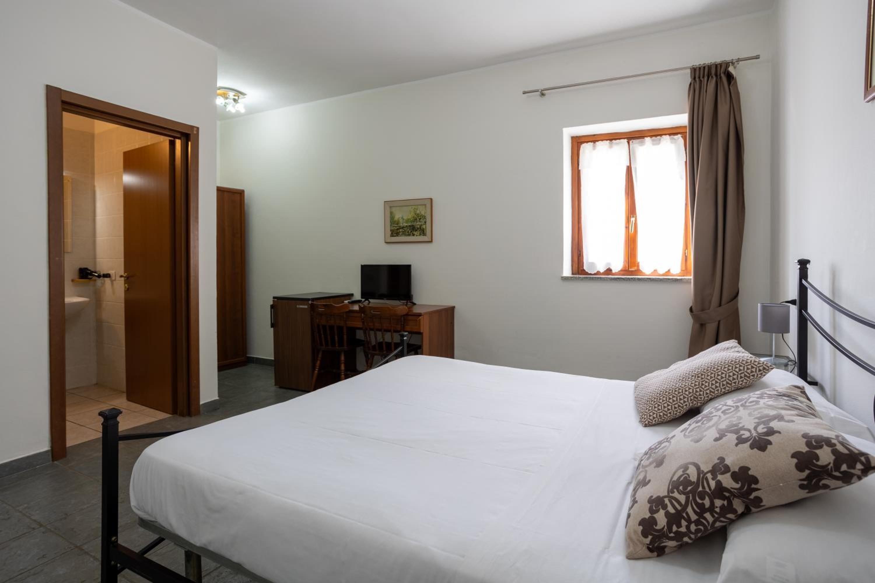 Economy Double or Twin Room with Lake View photo 3