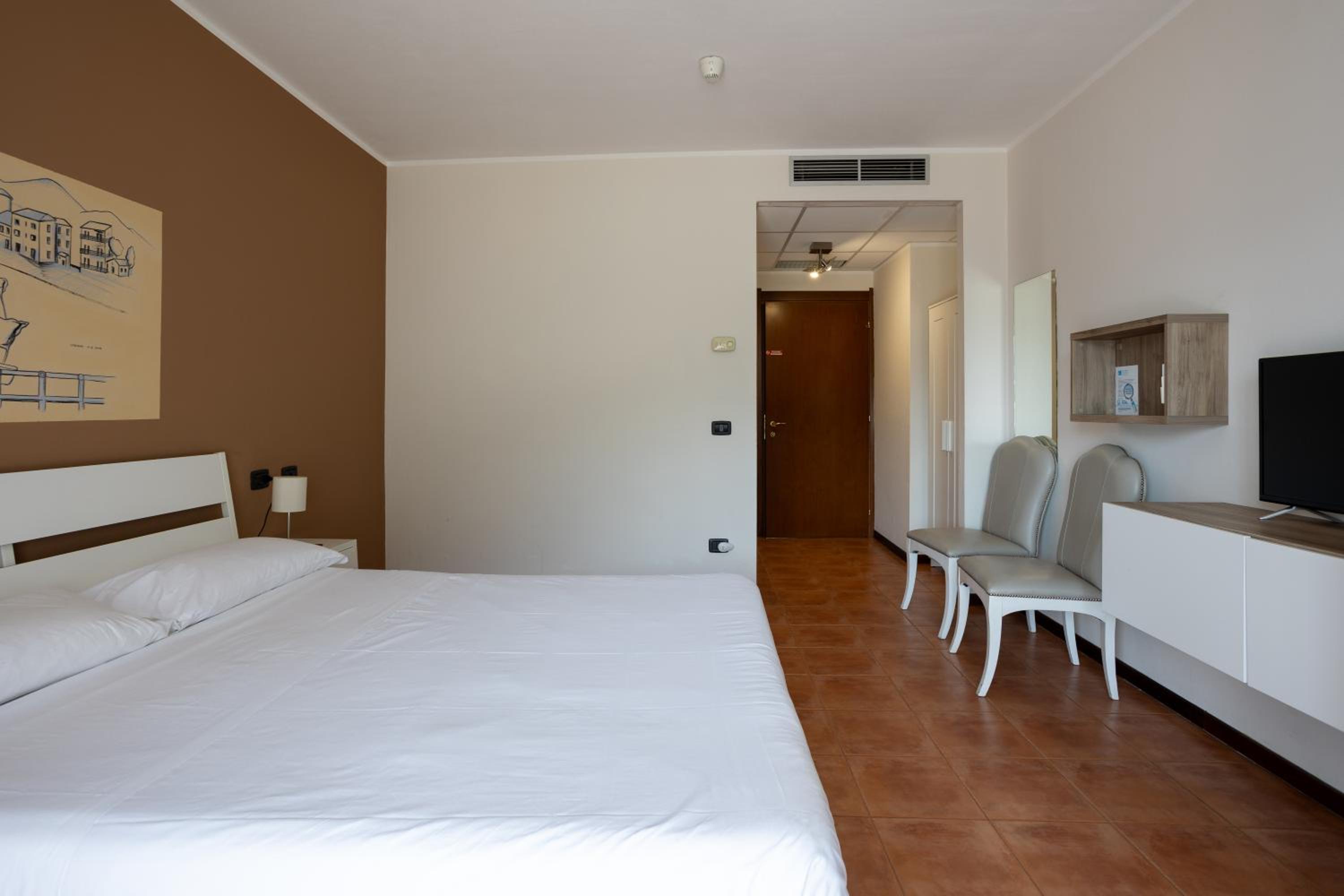 Superior Double Room with Balcony - Photo 4