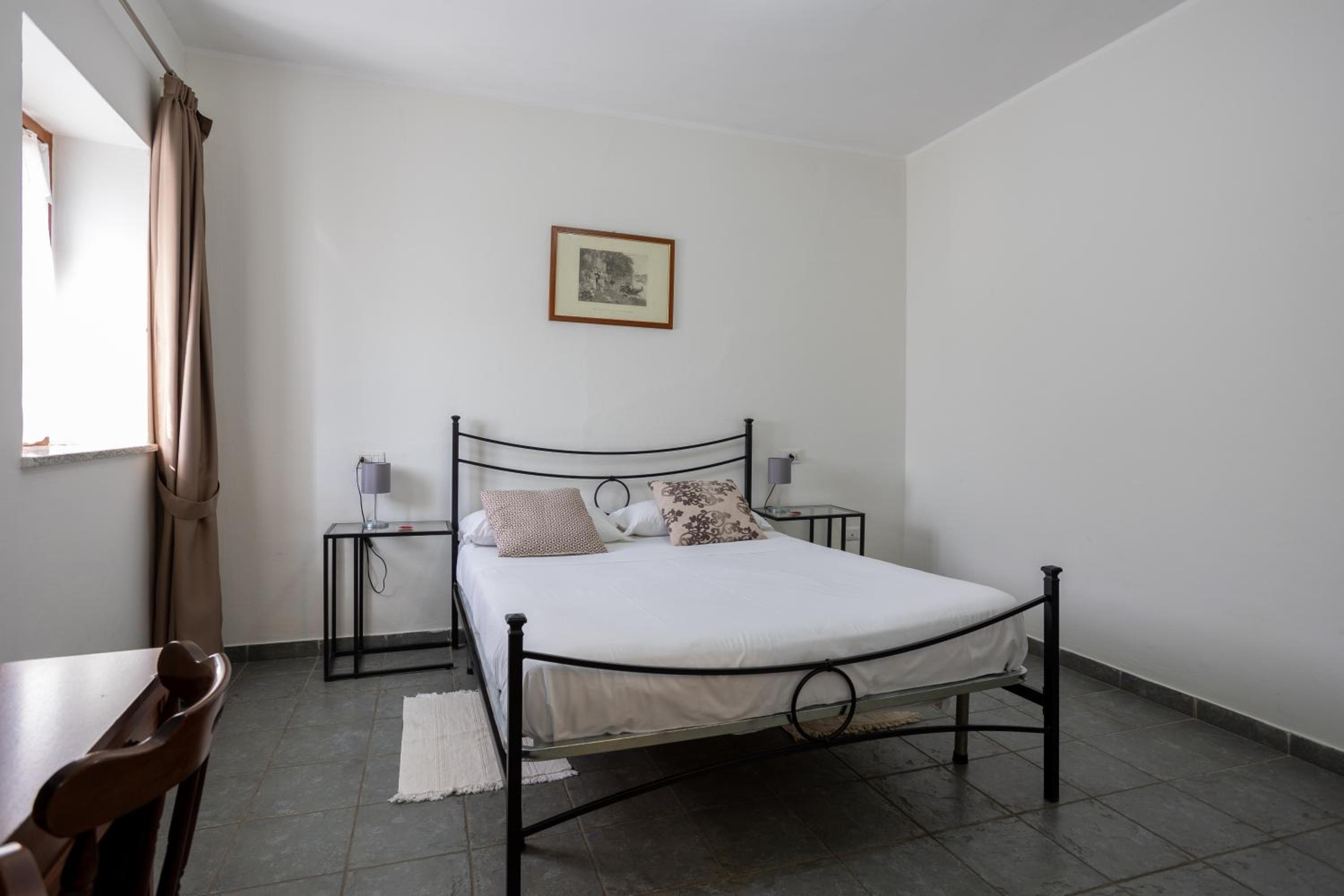 Economy Double or Twin Room with Lake View photo 2