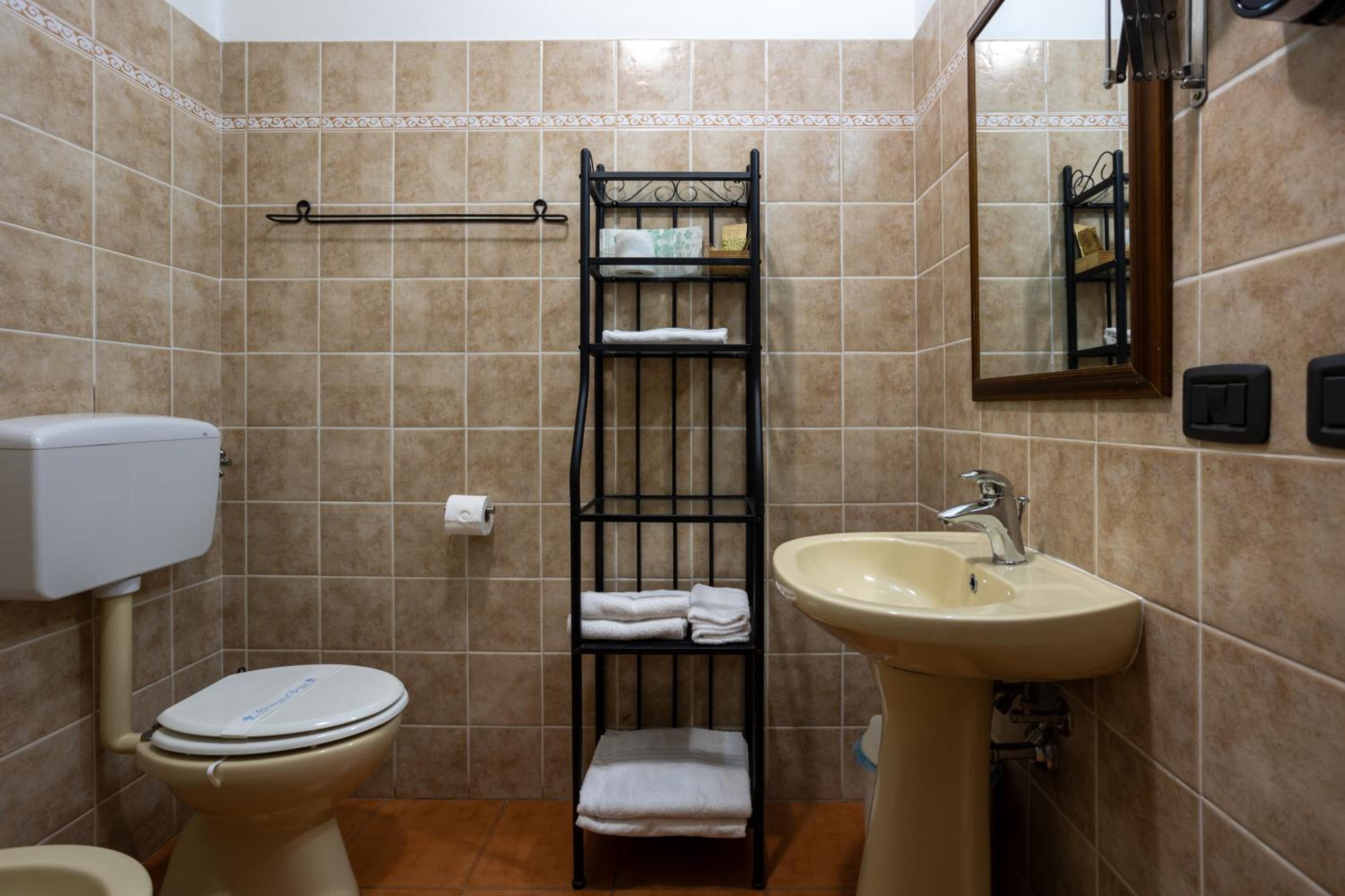 Double Room - Photo 13