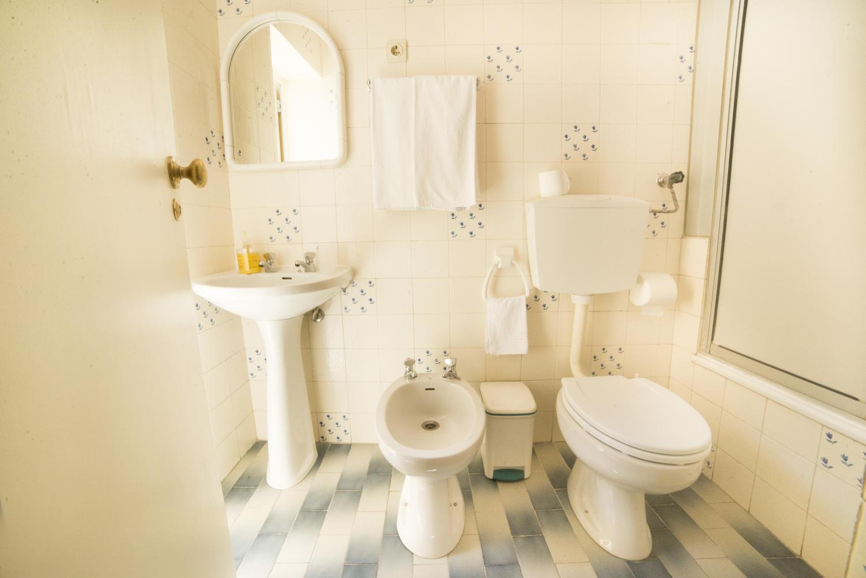 Double or Twin Room - Photo 8