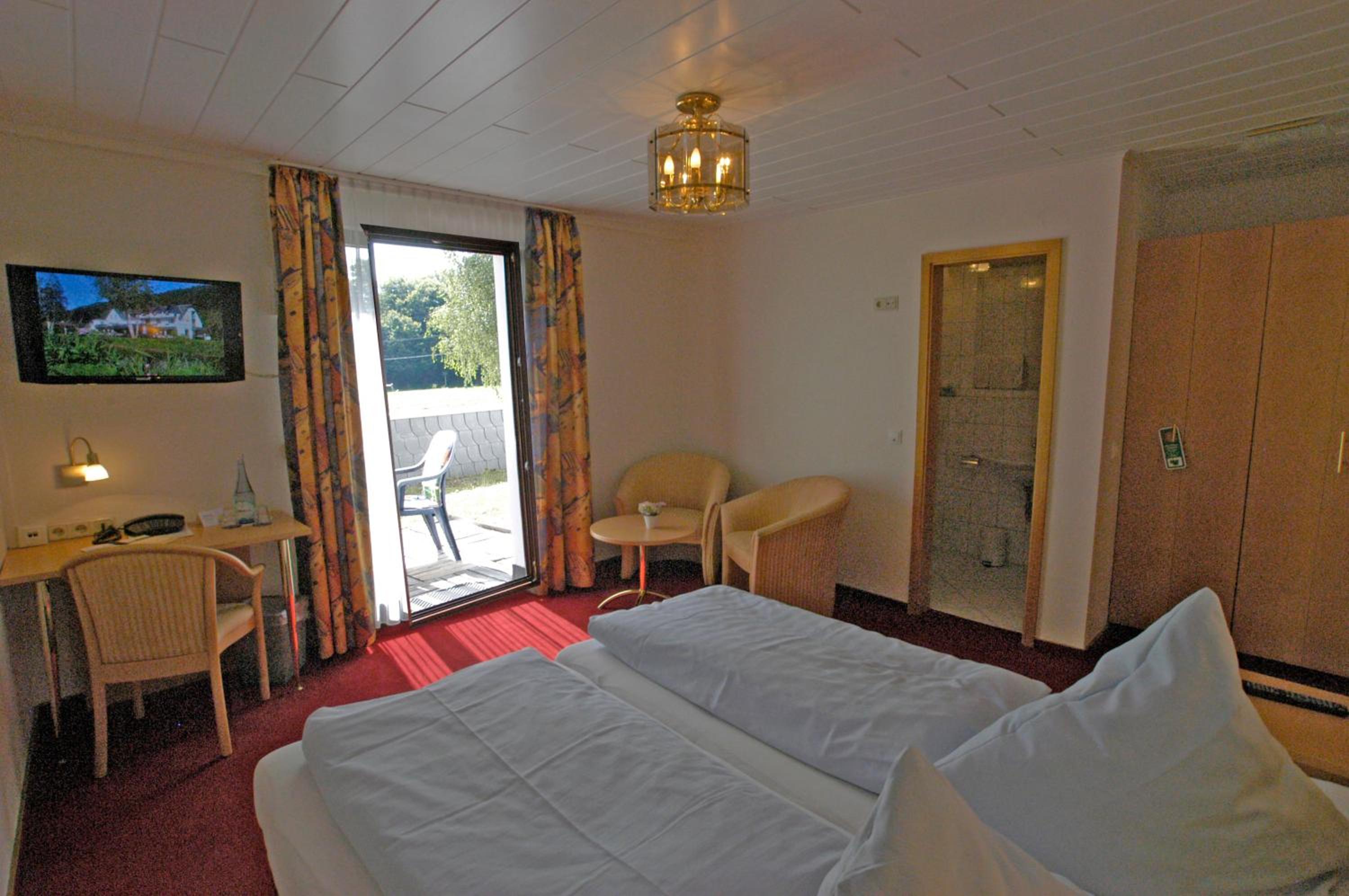 Double Room with Balcony - Photo 8