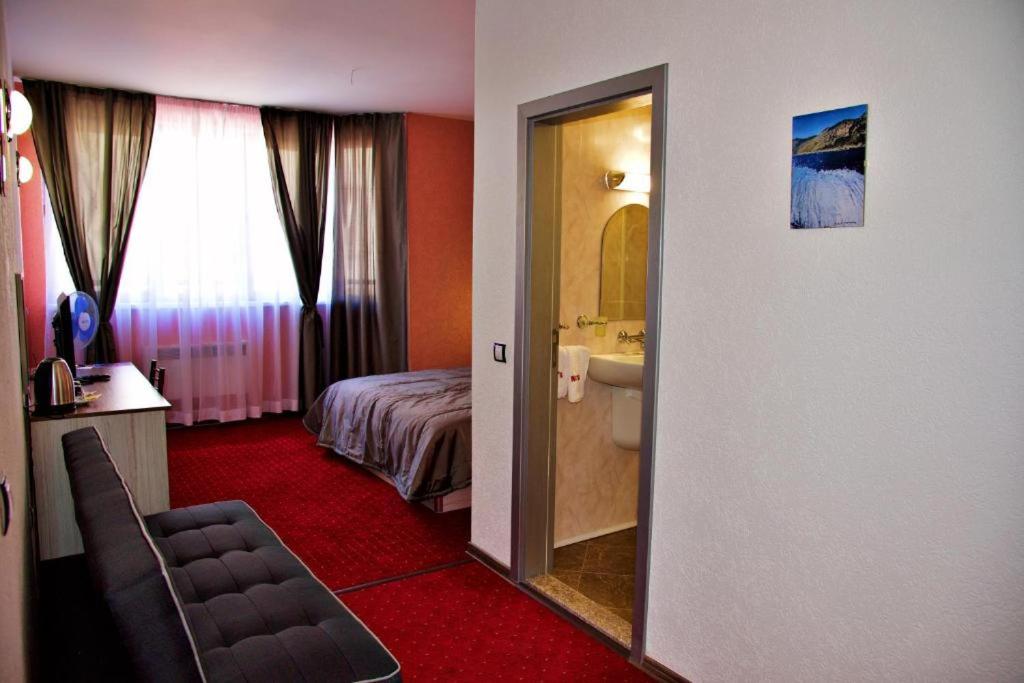 Deluxe Double Room (2 Adults + 1 Child)