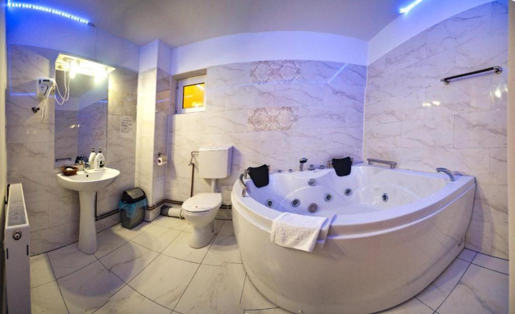 Queen Room With Spa Bath photo 3