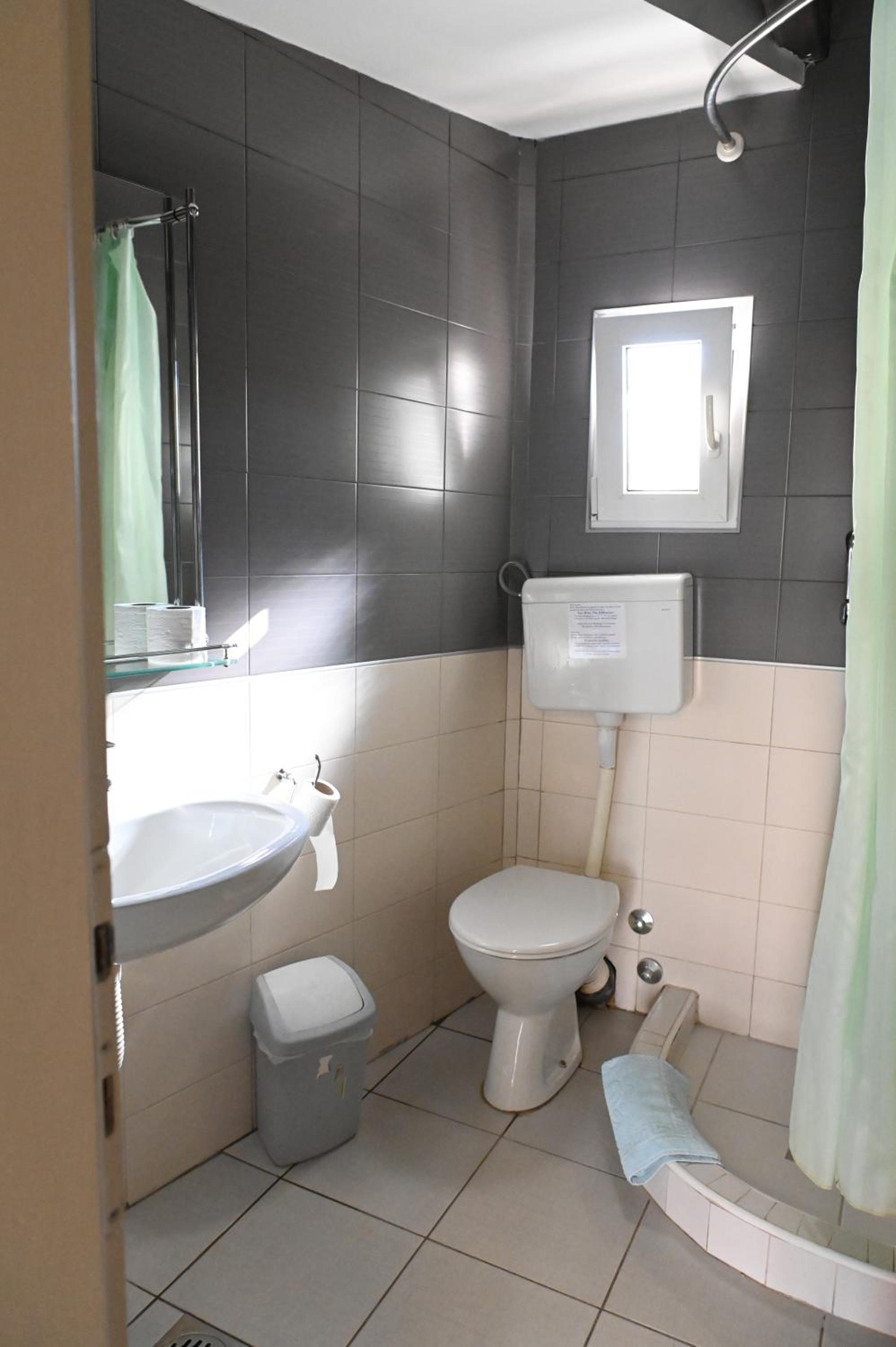 Economy Triple Room photo 2