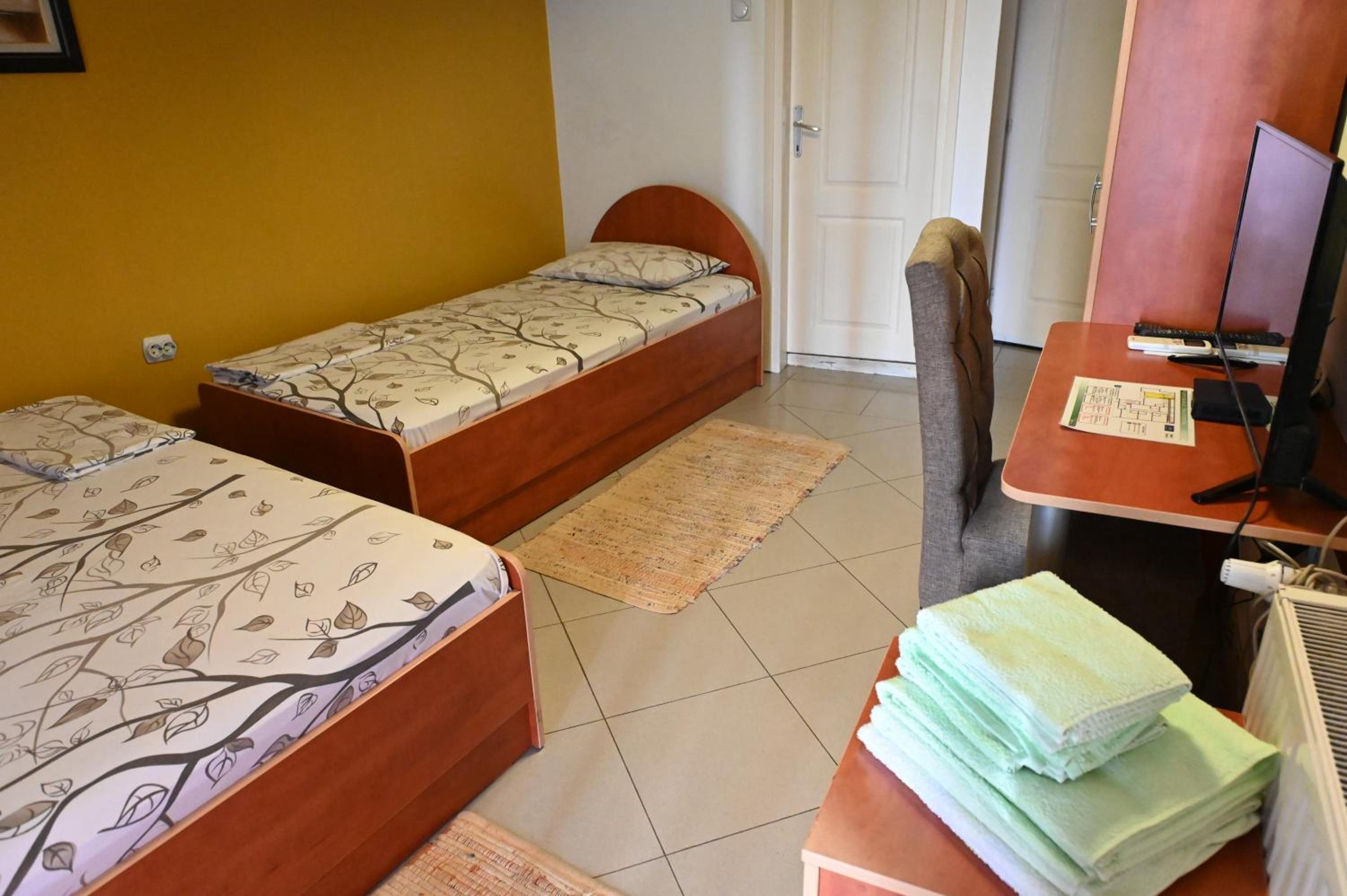 Economy Triple Room photo 3