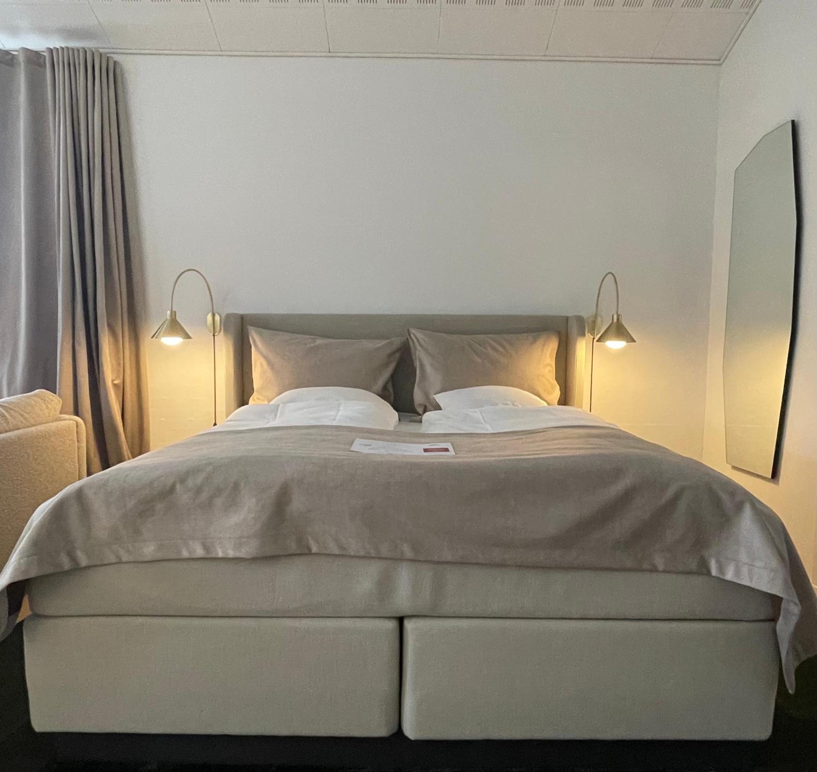 Premium King Room - Photo 4