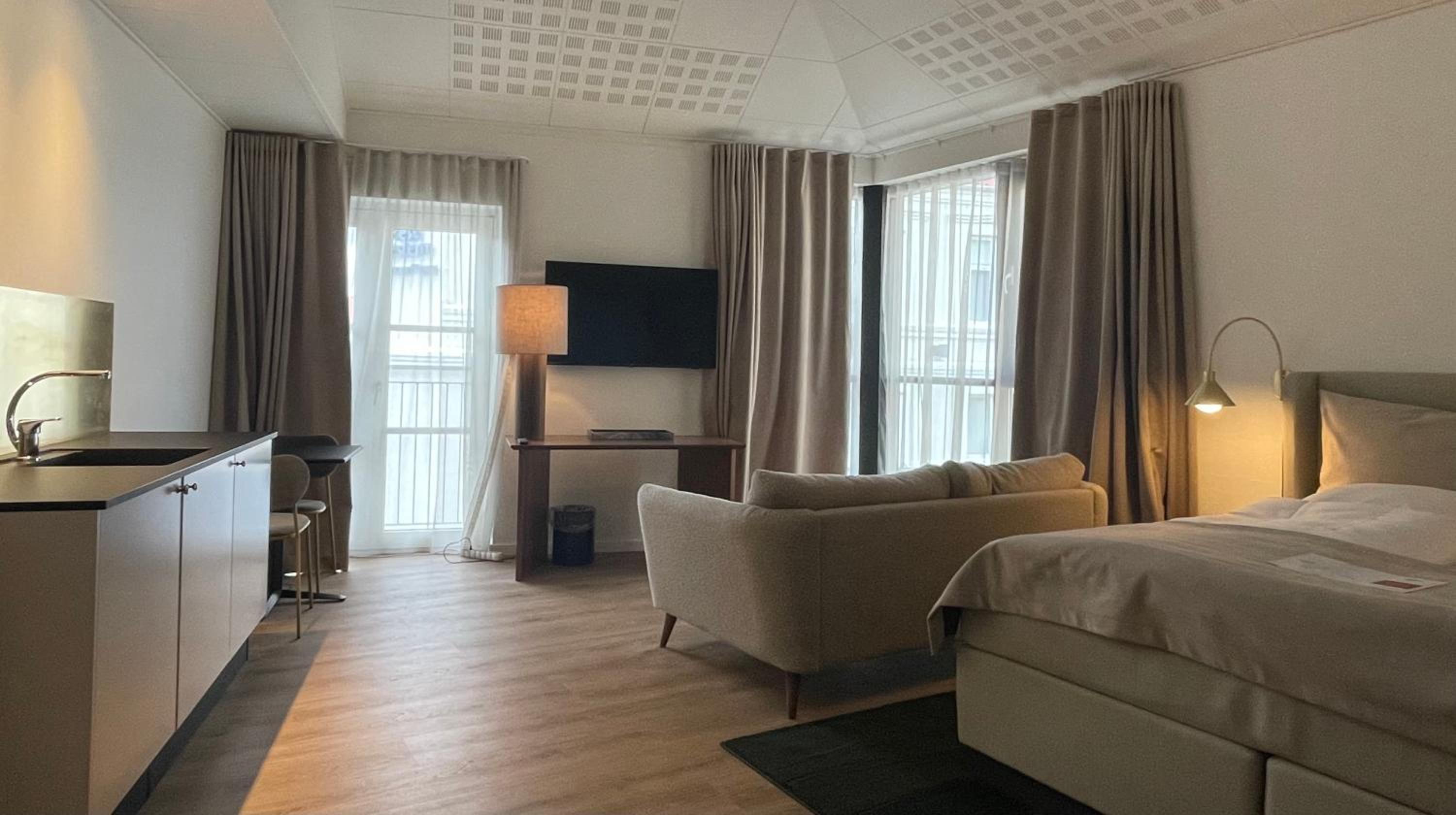 One-Bedroom Executive King Suite with Kitchenette - Non-Smoking - Photo 1