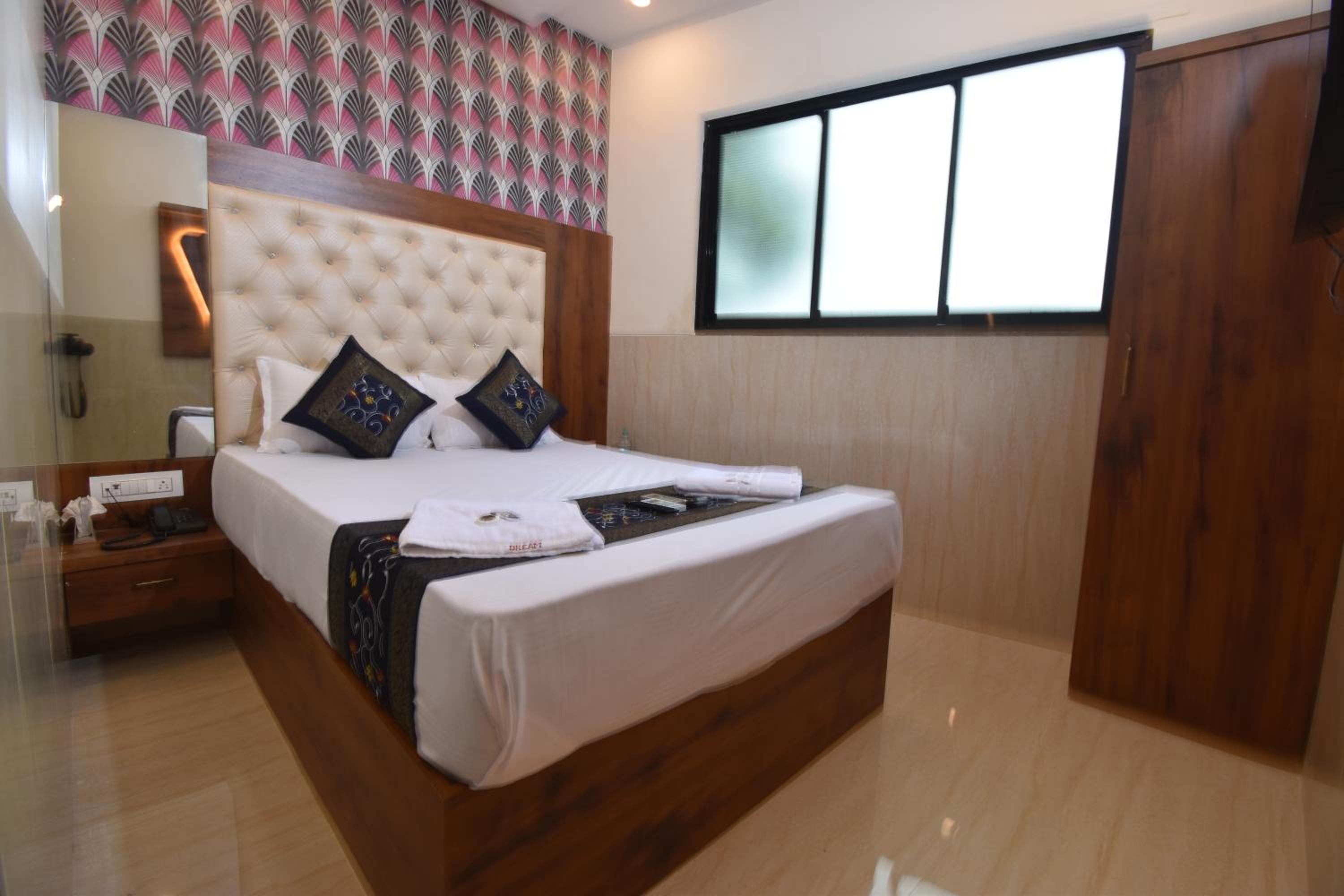 Deluxe Room - Photo 5