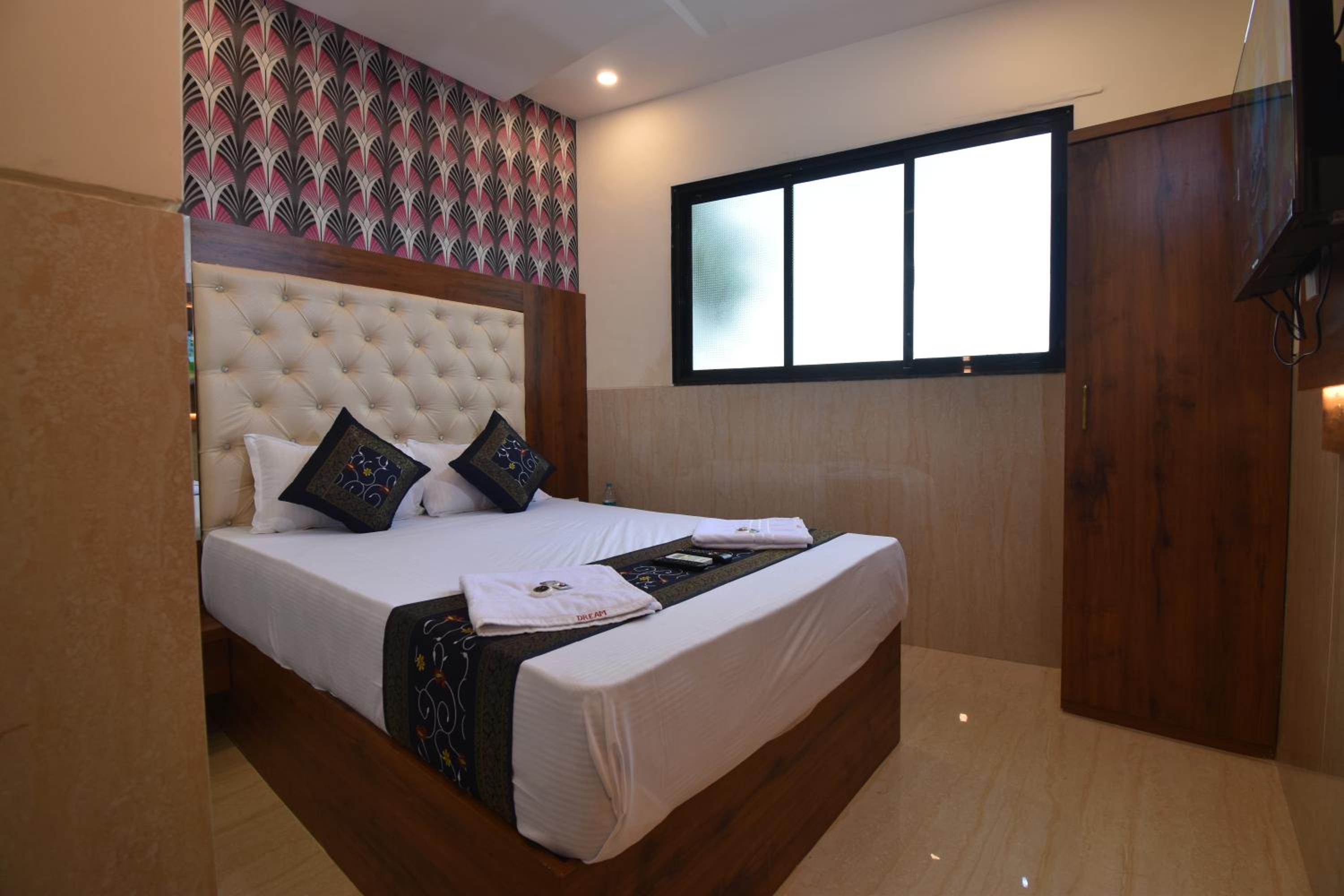 Deluxe Room - Photo 2
