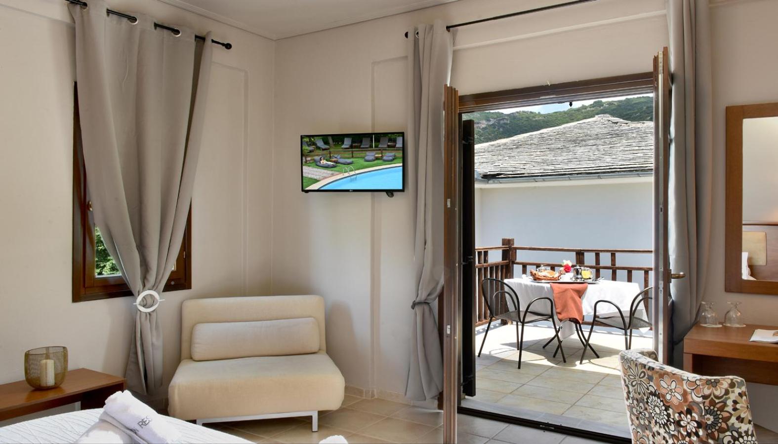 Superior Double Room with Balcony - Photo 4
