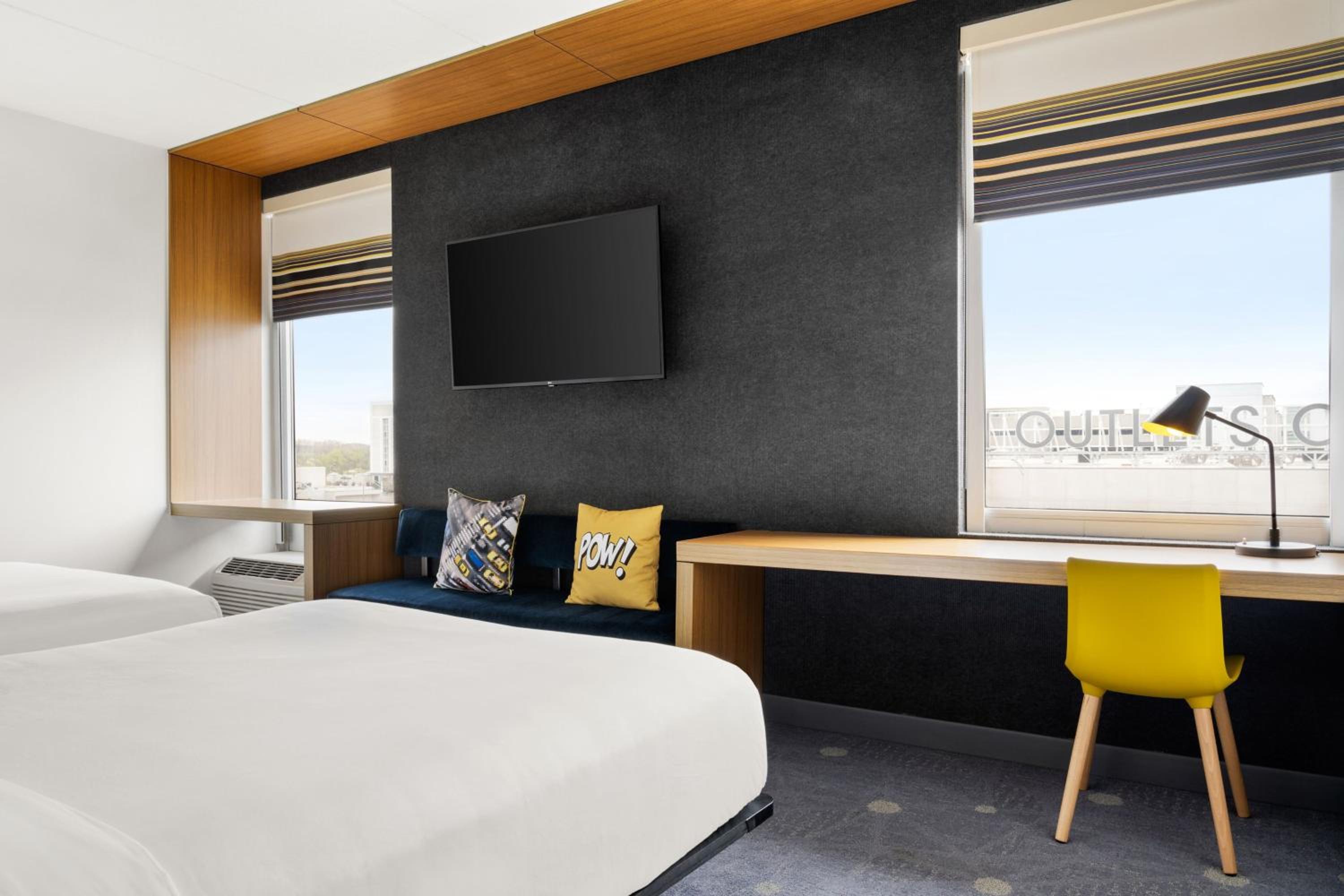 Queen Room with Two Queen Beds - Photo 4