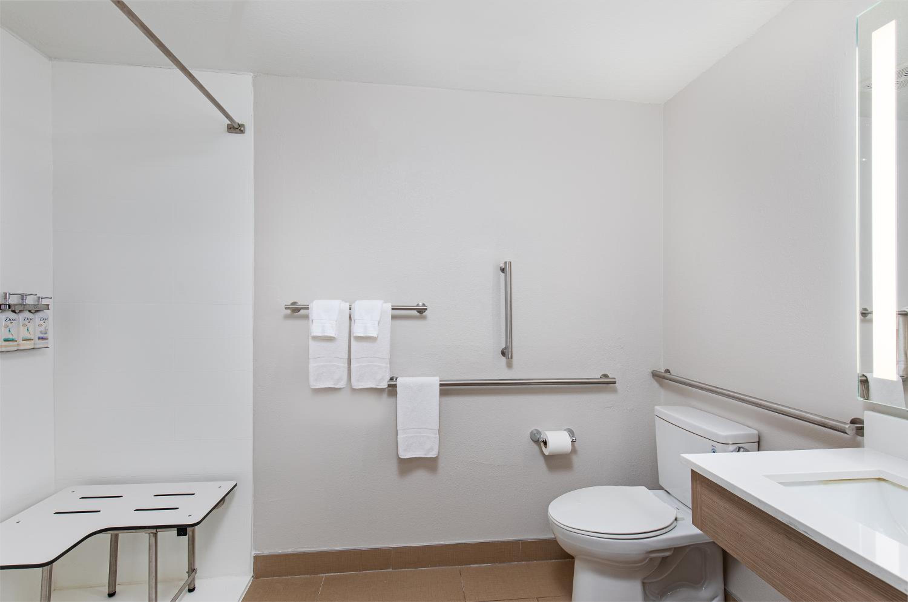 King Room with Roll-In Shower - Disability Access - Photo 5