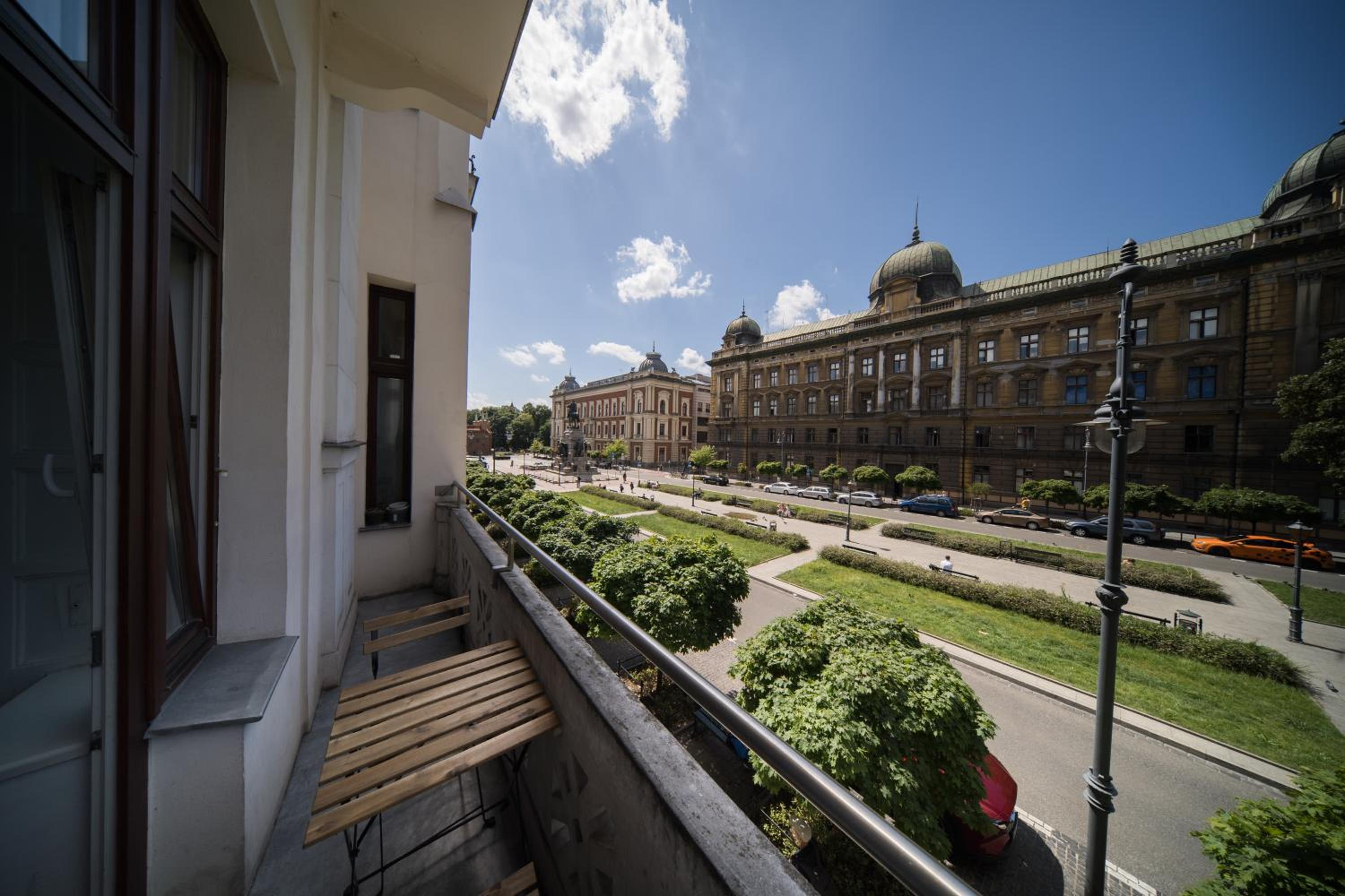 Apartment with Balcony and City View photo 2