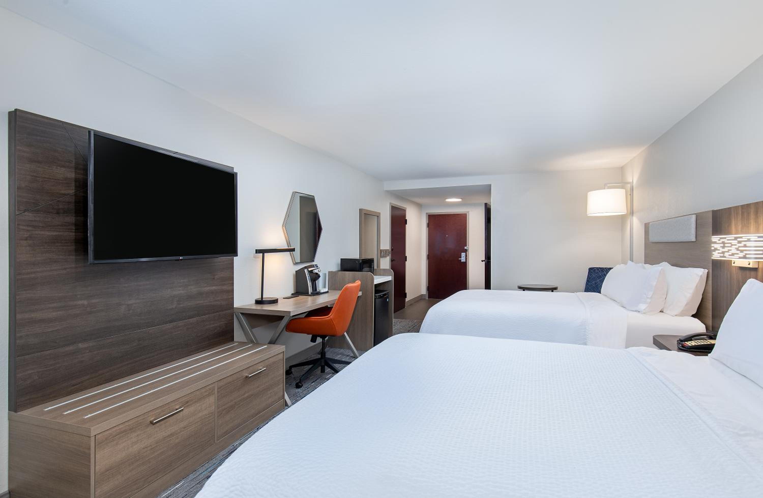 Standard Room with Two Queen Beds - Communications Accessible Tub - Photo 2