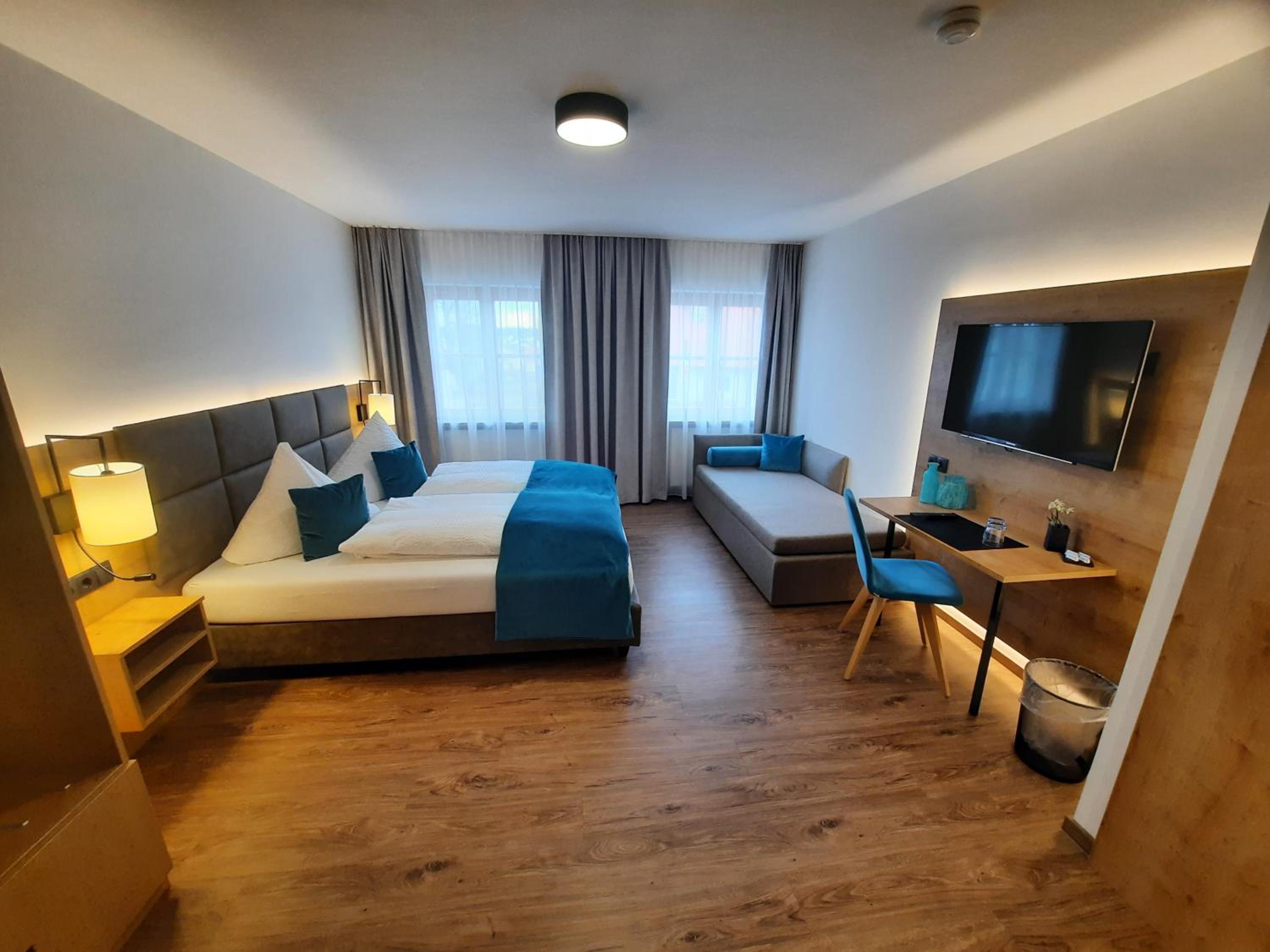 Deluxe Double Room (2 Adults + 1 Child)
