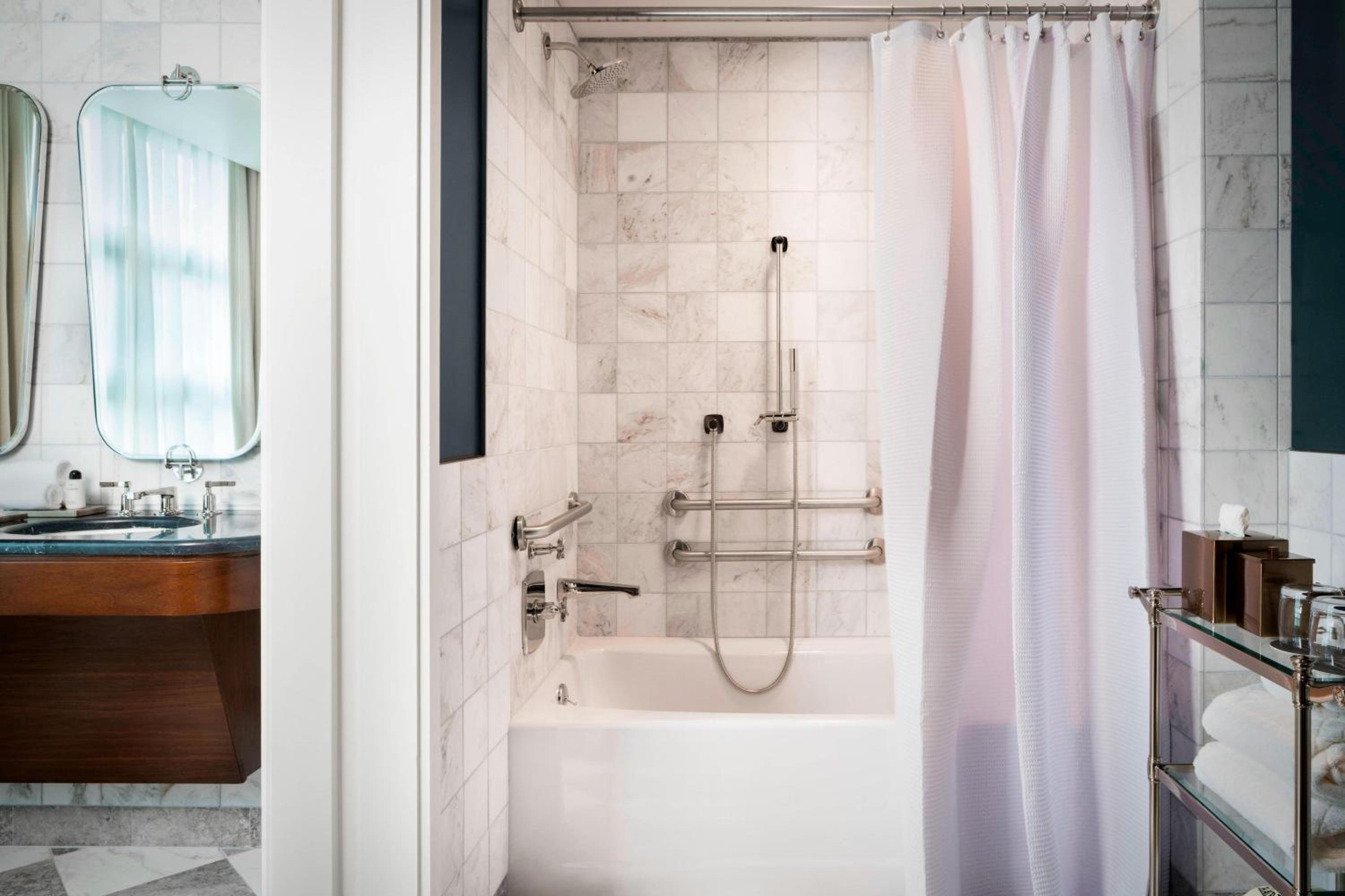 Standard King Room with Adapted Tub - Mobility and Hearing Accessible thumbnail 6