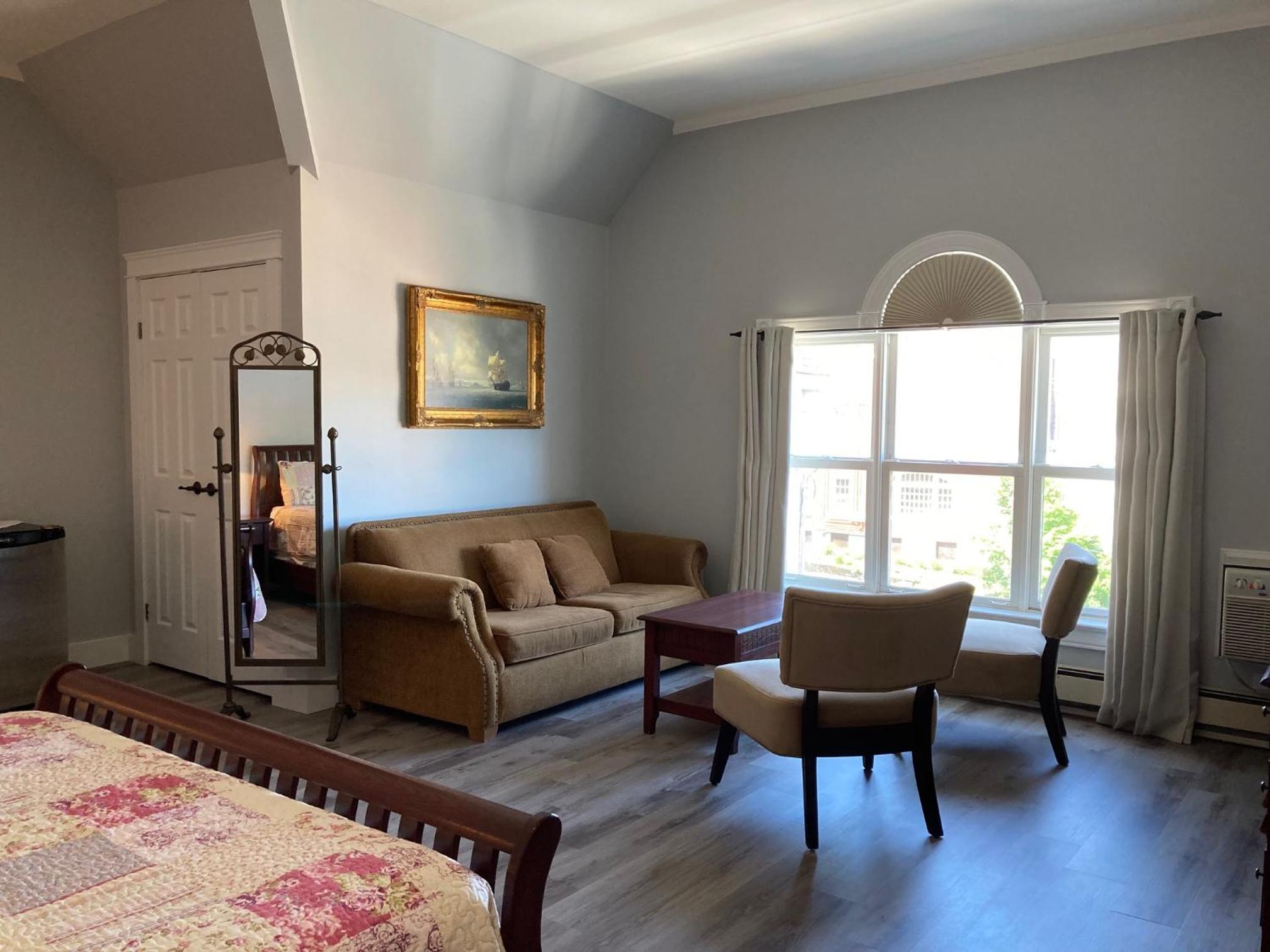 Superior Family Room photo 1