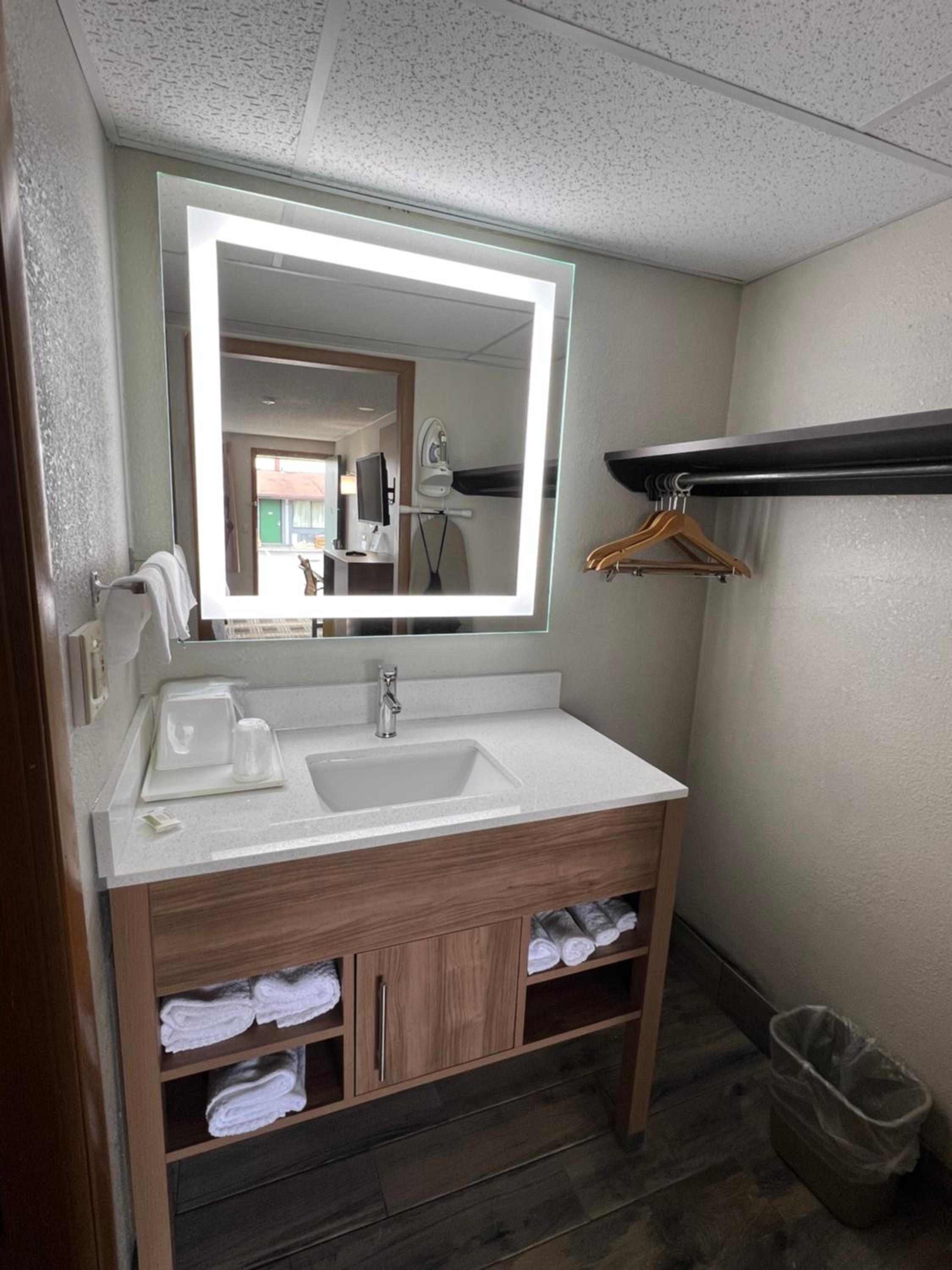 Deluxe King Room - Non-Smoking - Photo 2
