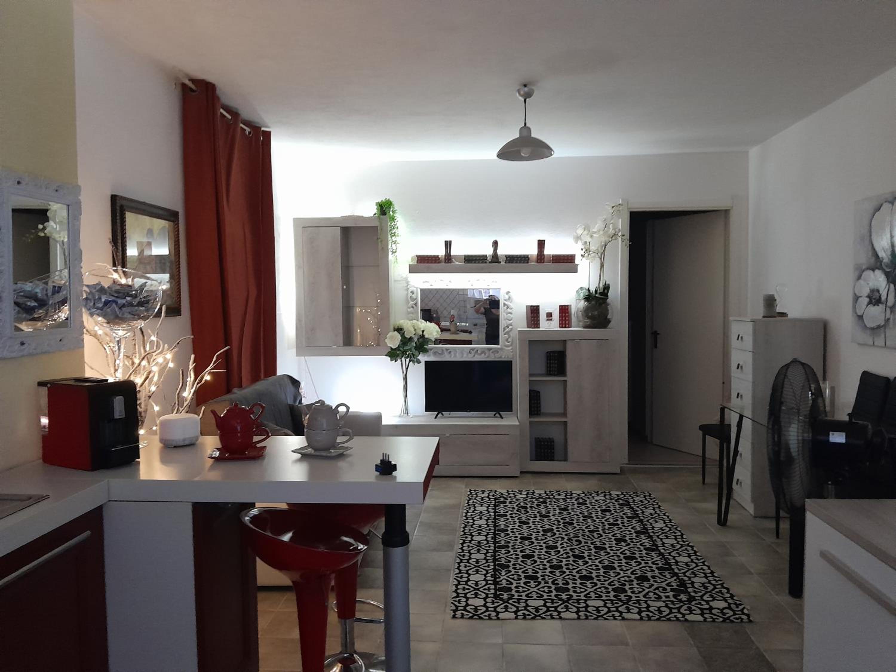 One-Bedroom Apartment photo 1