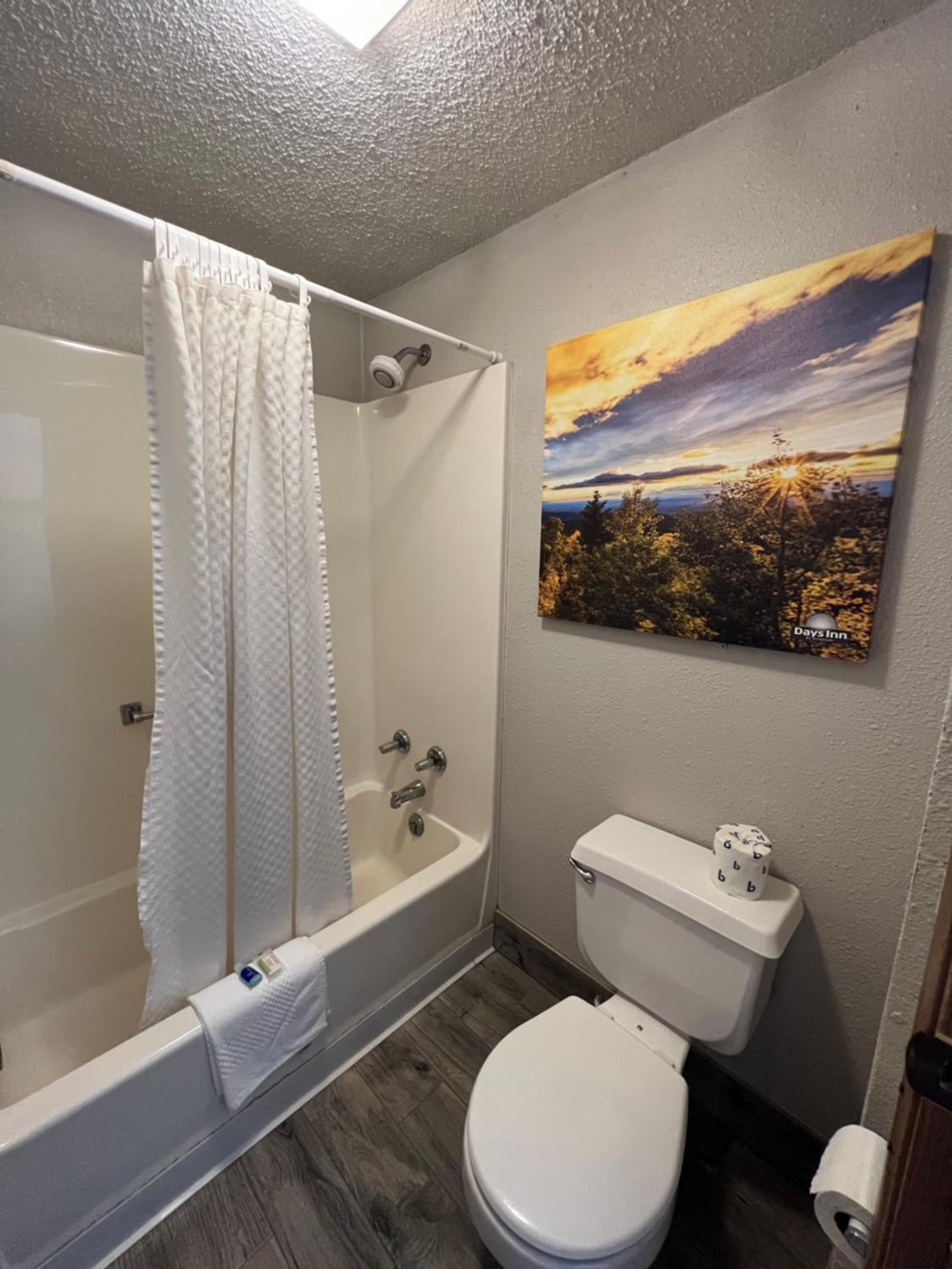 Deluxe King Room - Non-Smoking - Photo 4