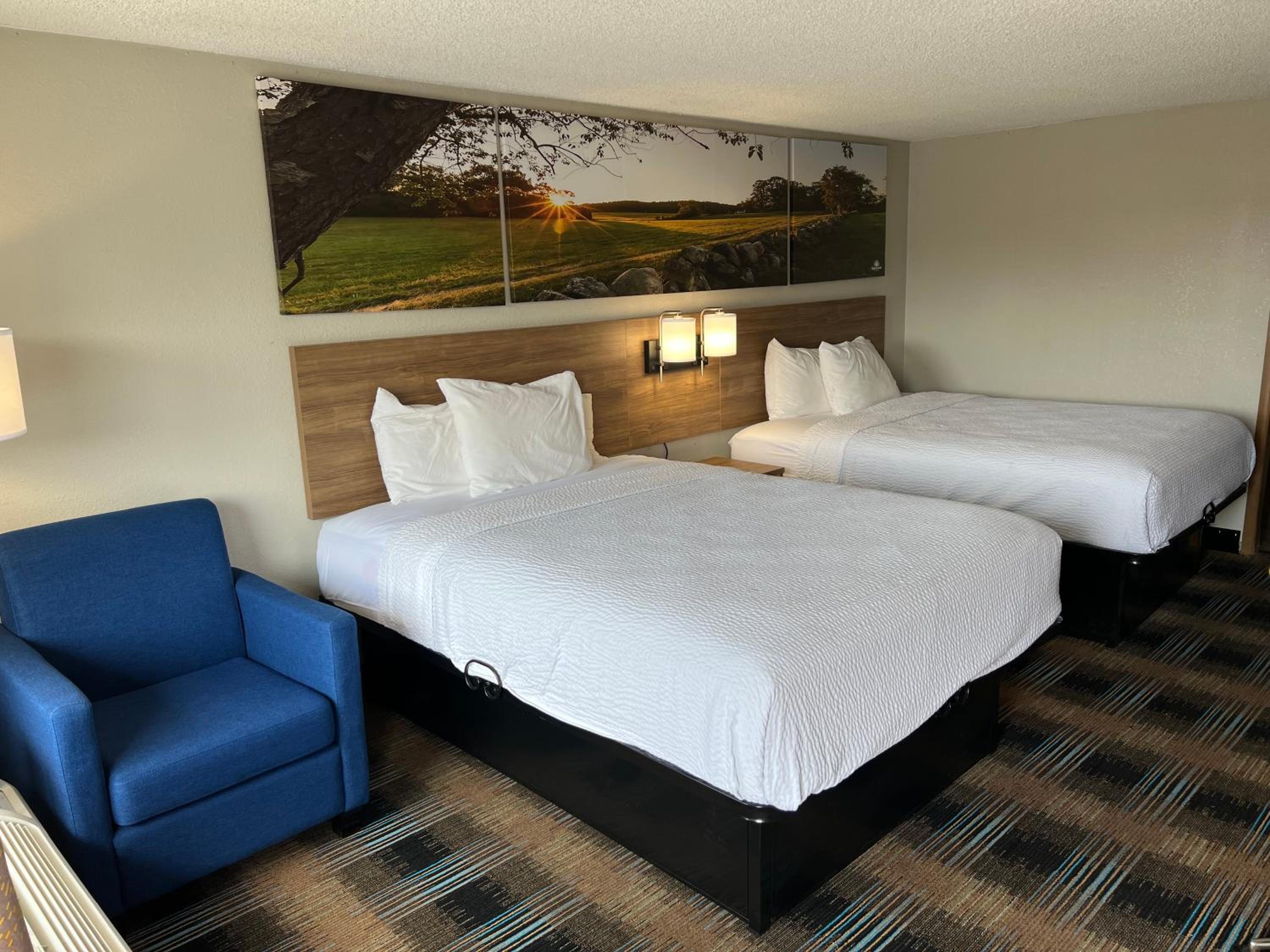 Queen Room with Two Queen Beds - Non-Smoking - Photo 4