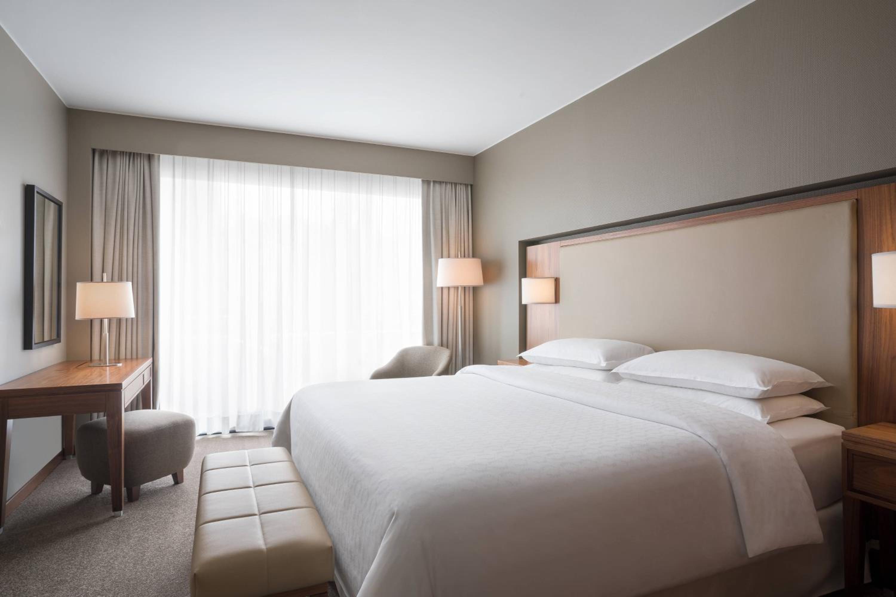 One-Bedroom King Suite with Sofa Bed and Balcony - Photo 3