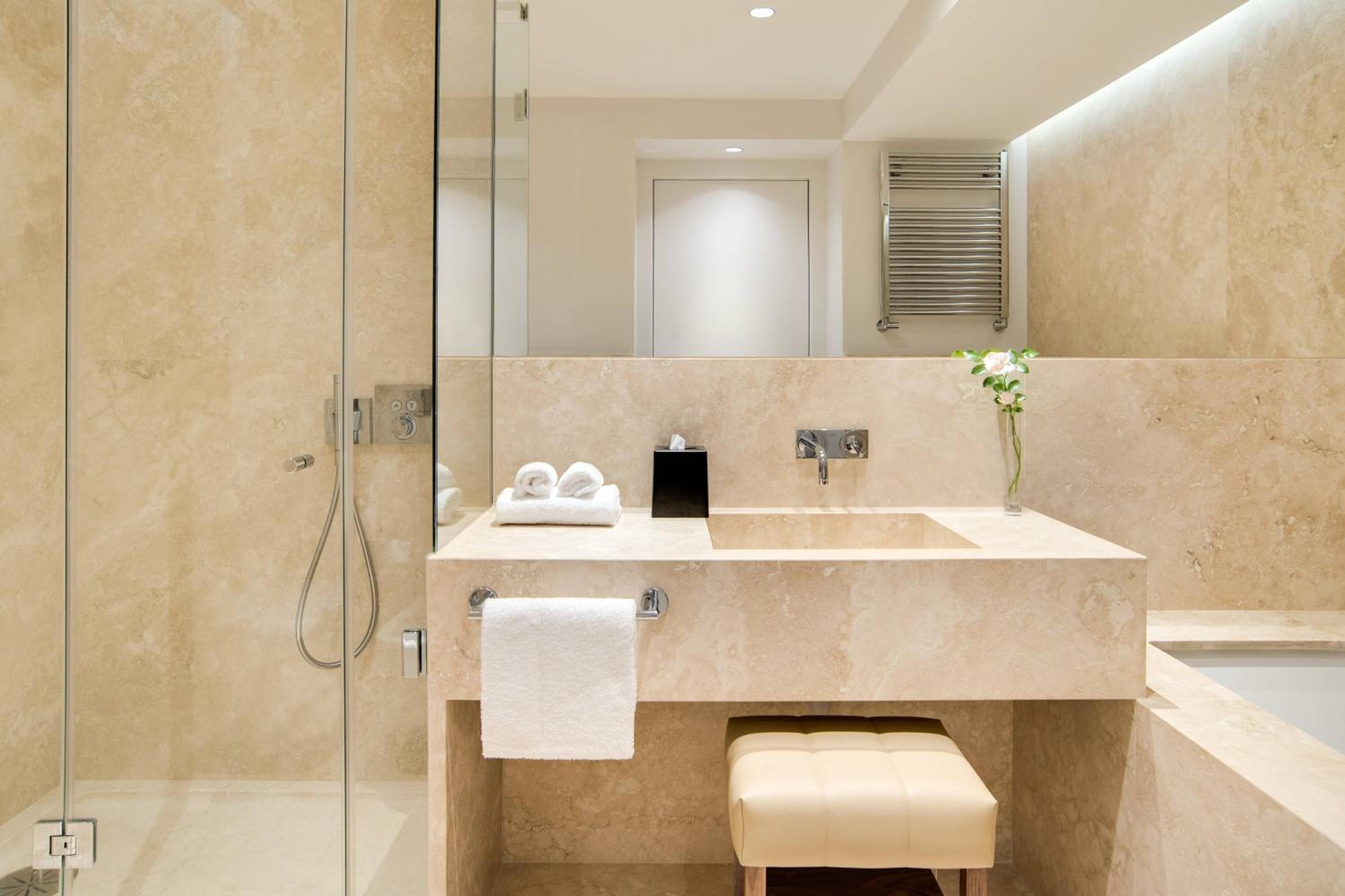 One-Bedroom King Suite with Sofa Bed and Balcony - Photo 8