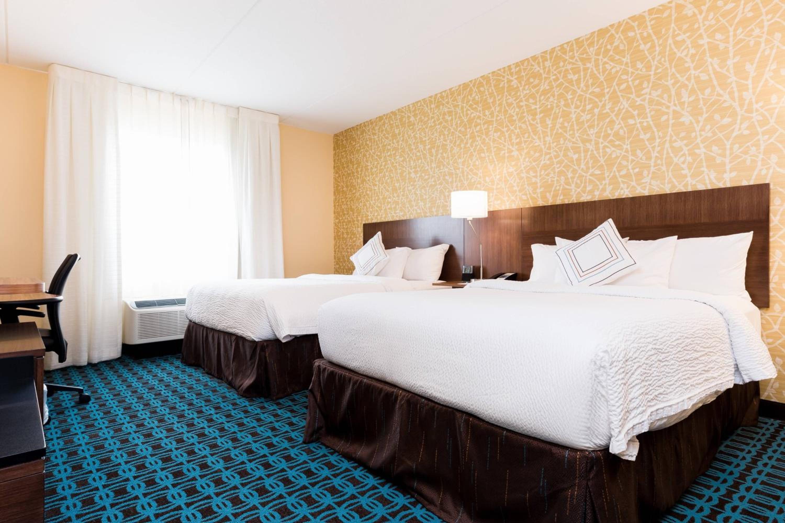 Queen Room with Two Queen Beds photo 2
