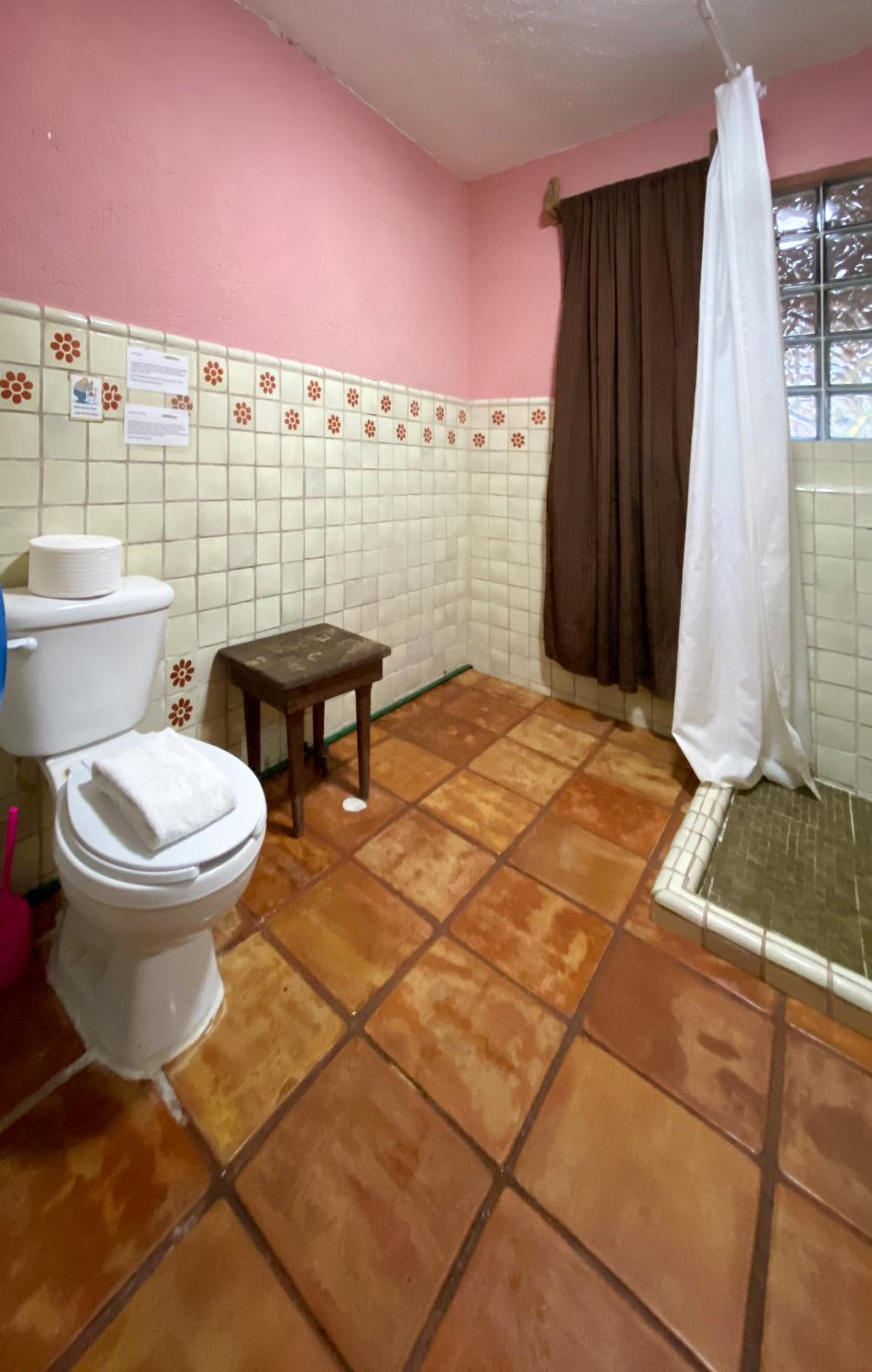 Economy Quadruple Room - Photo 19