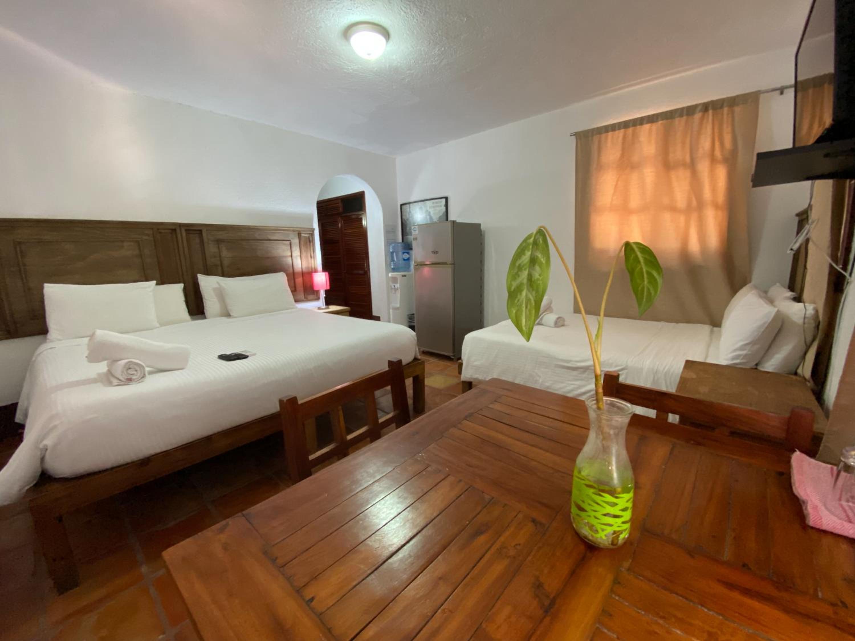 Economy Quadruple Room - Photo 8