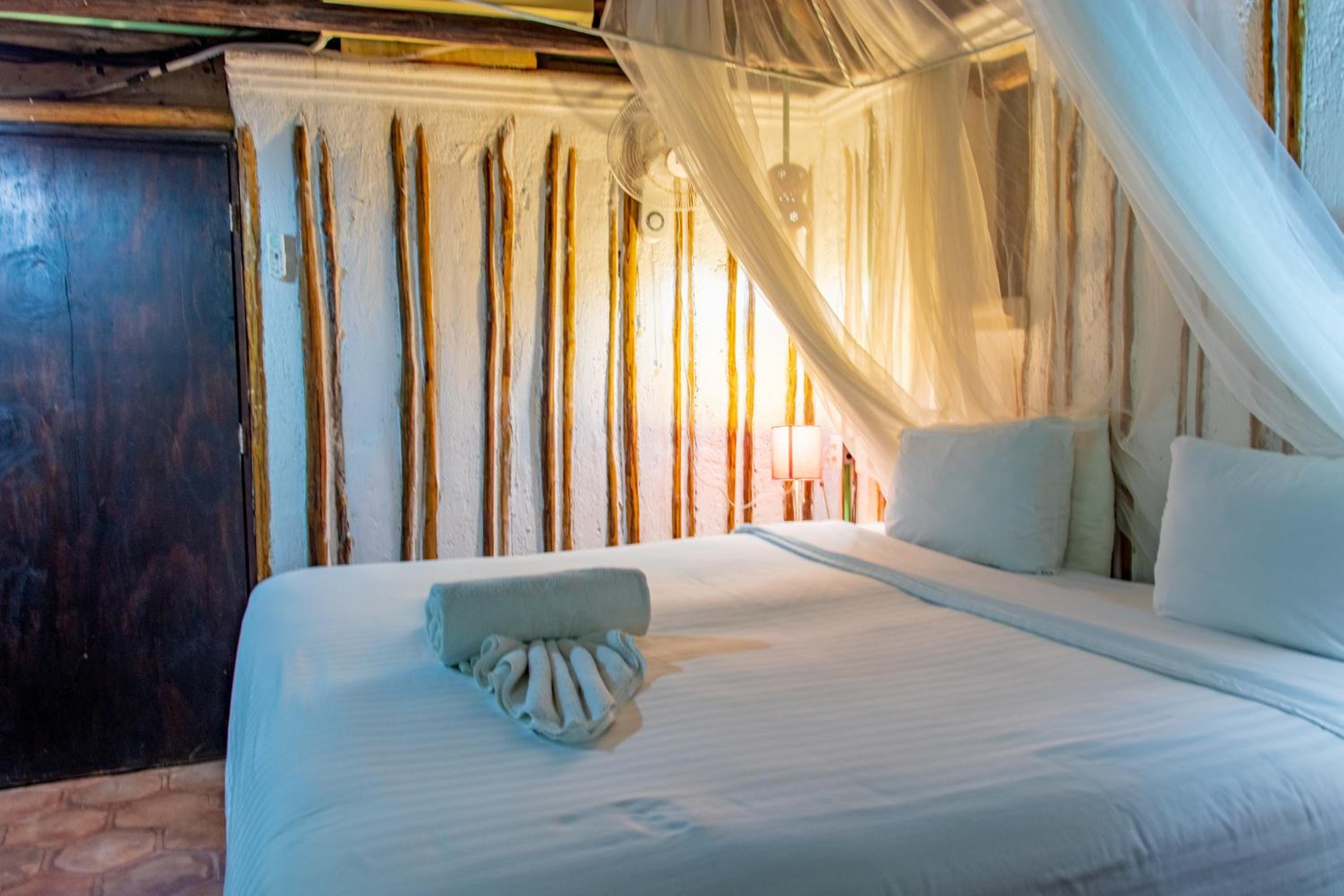 Standard King Room - Photo 13