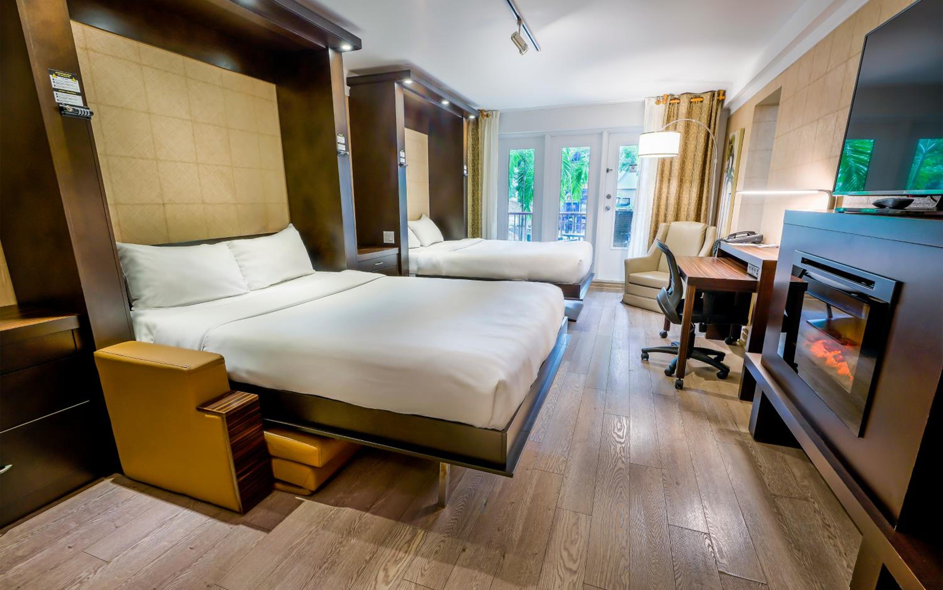 Queen Room with Two Queen Beds & Kitchenette - Pool View photo 3