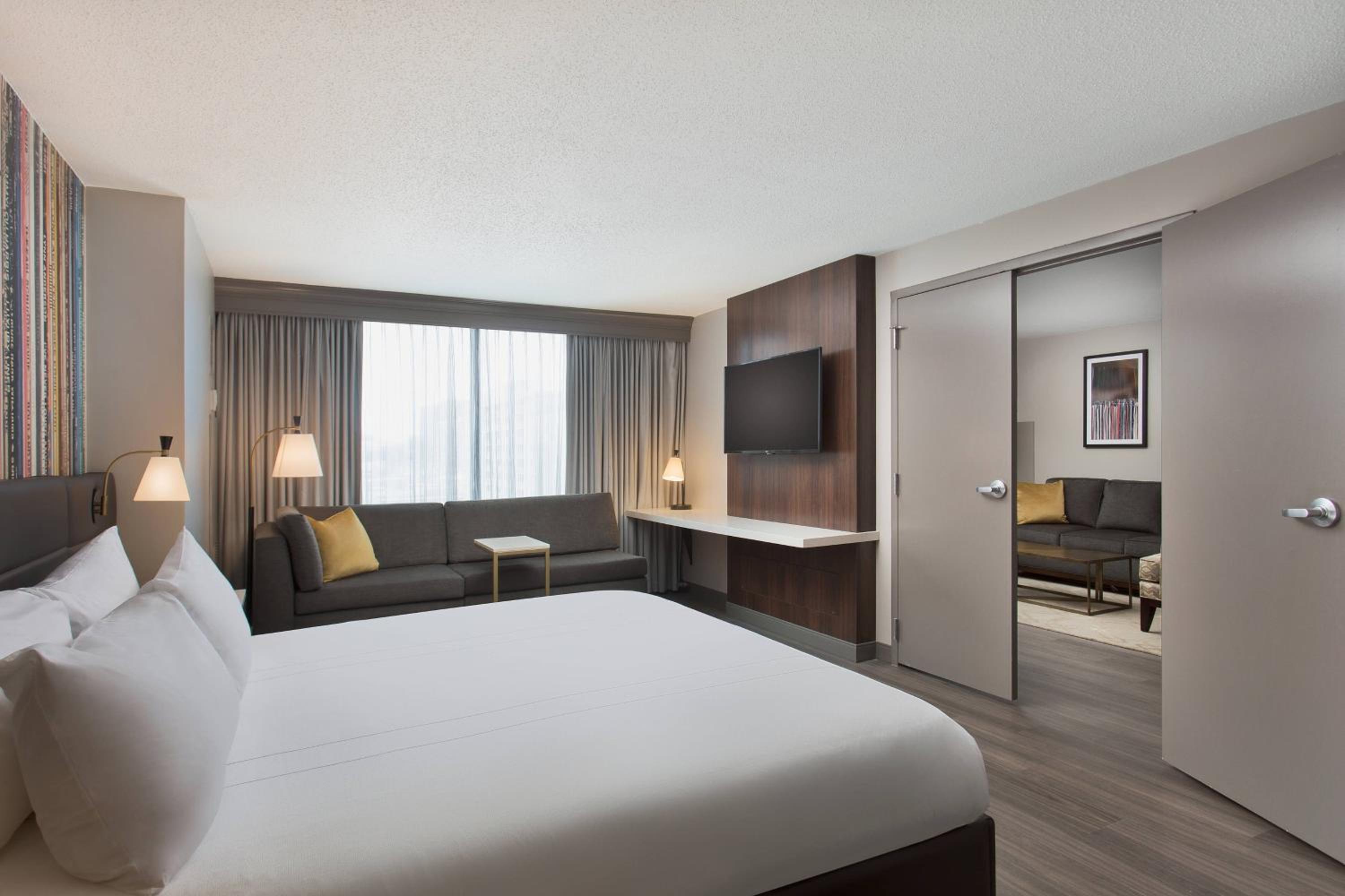 One-Bedroom King Suite with Sofa Bed  - Photo 3