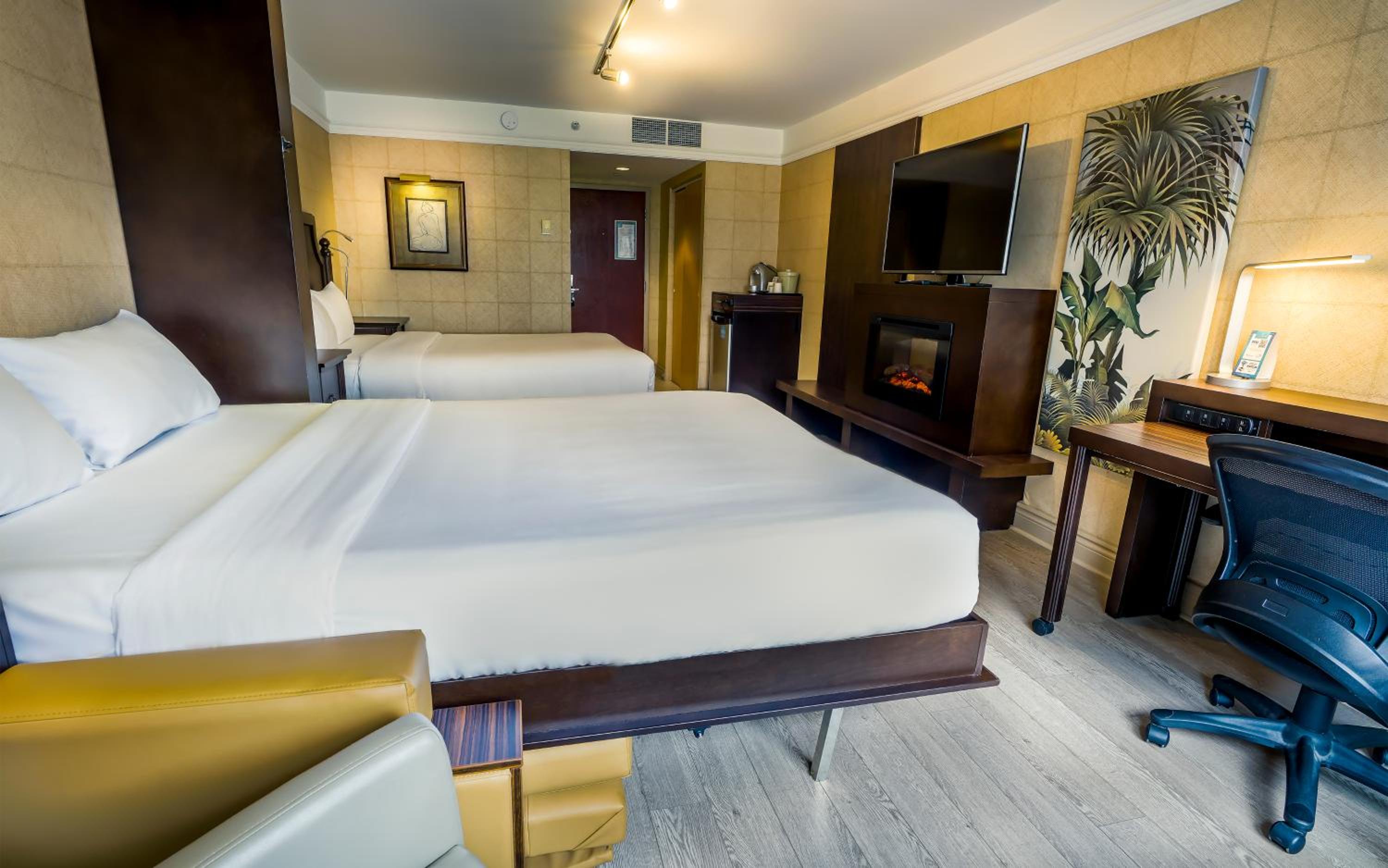 Superior Queen Room with Two Queen Beds photo 2