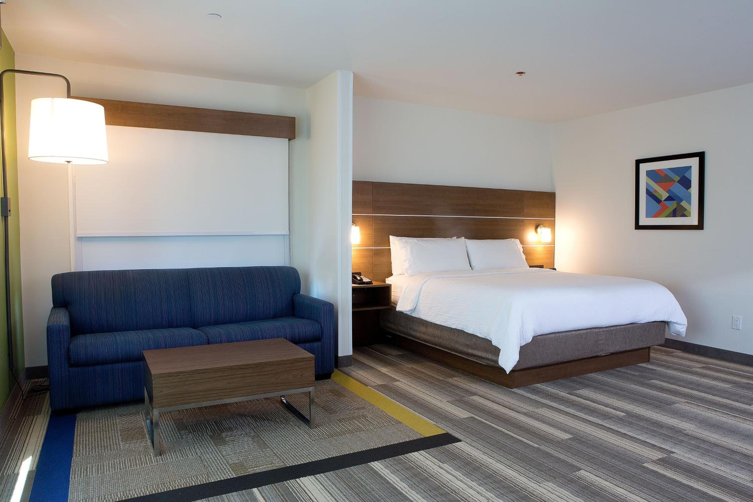Standard King Room with Sofa Bed - Photo 2