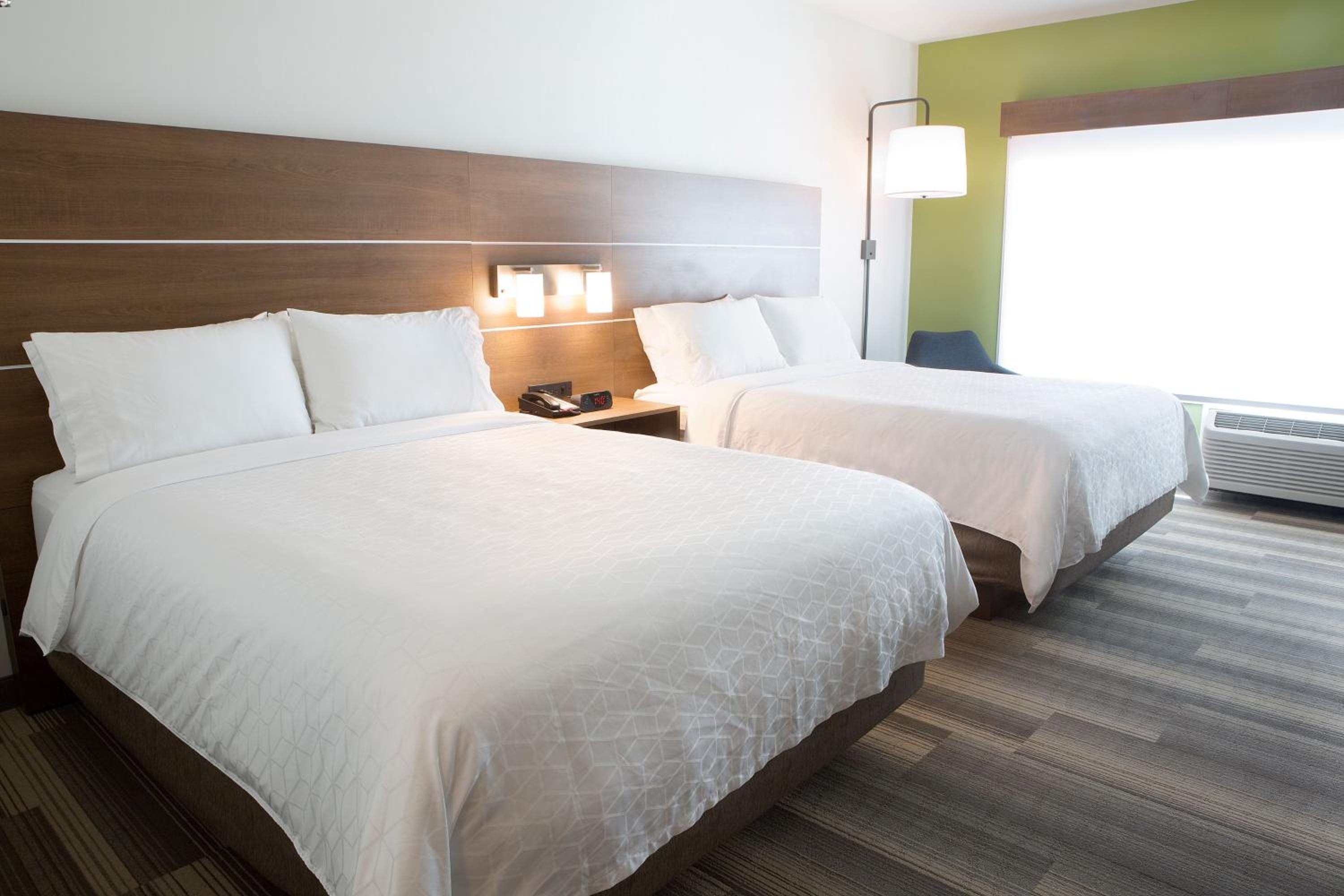 Standard Queen Room with Two Queen Beds - Photo 2