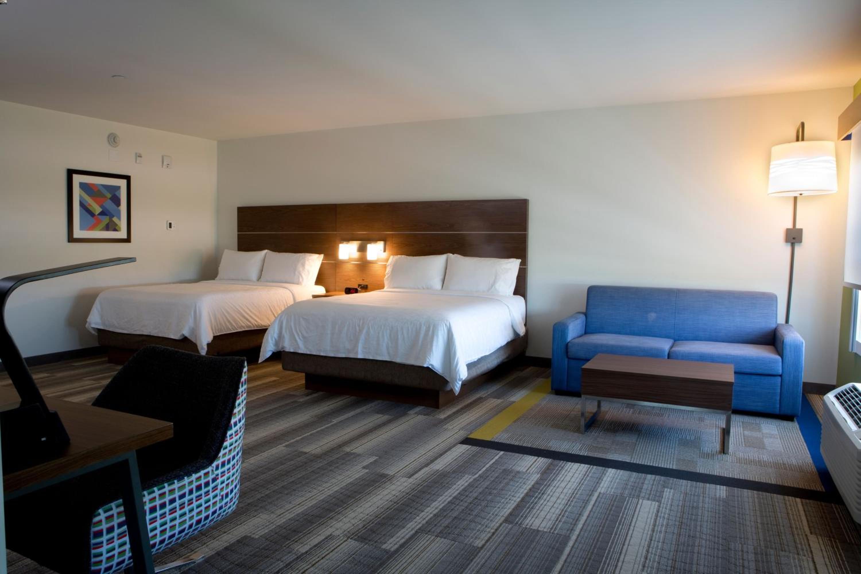 Queen Room with Two Queen Beds and Sofa Bed - Photo 2