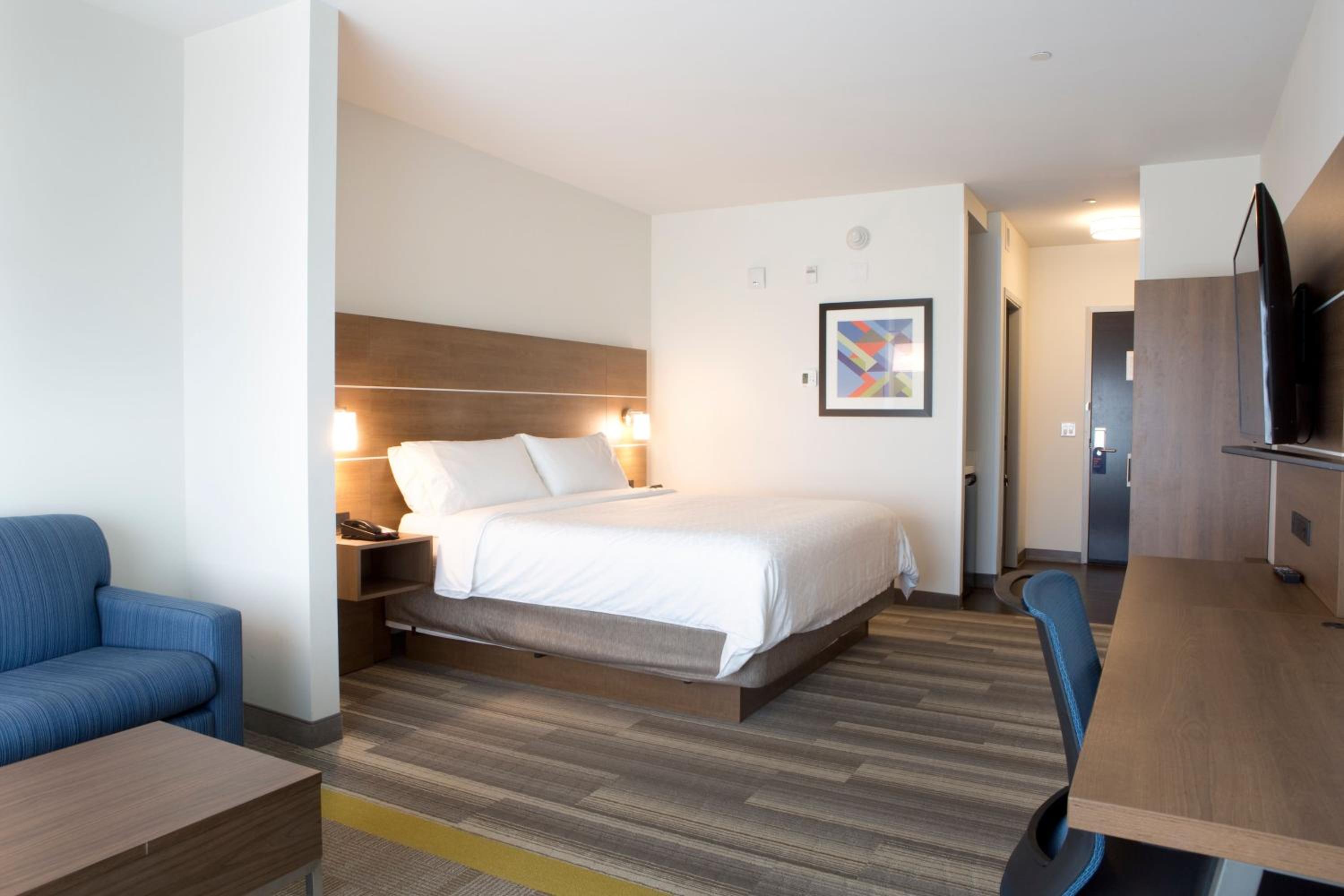 Standard King Room with Sofa Bed - Photo 3